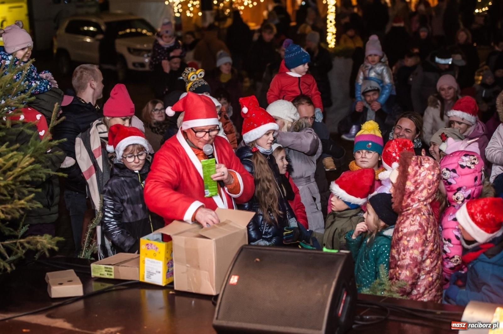 Zdjęcie w galerii na portalu naszraciborz.pl: Bajkowy zamek znów przyciągnął tłumy. Na dziedziniec wjechał św. Mikołaj w saniach [FOTO, WIDEO, PROGRAM NA WEEKEND] wiadomości z regionu