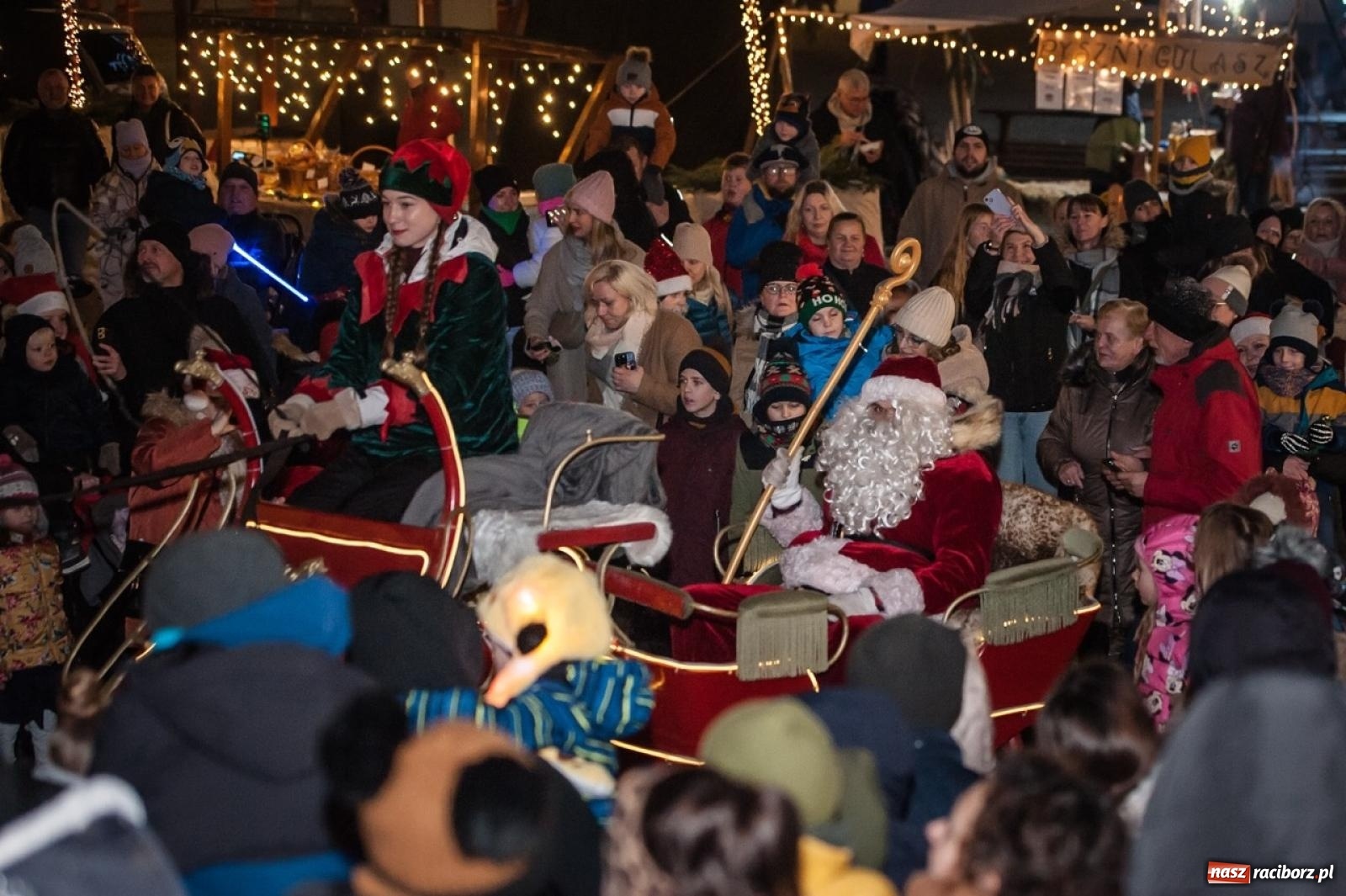 Zdjęcie w galerii na portalu naszraciborz.pl: Bajkowy zamek znów przyciągnął tłumy. Na dziedziniec wjechał św. Mikołaj w saniach [FOTO, WIDEO, PROGRAM NA WEEKEND] wiadomości z regionu
