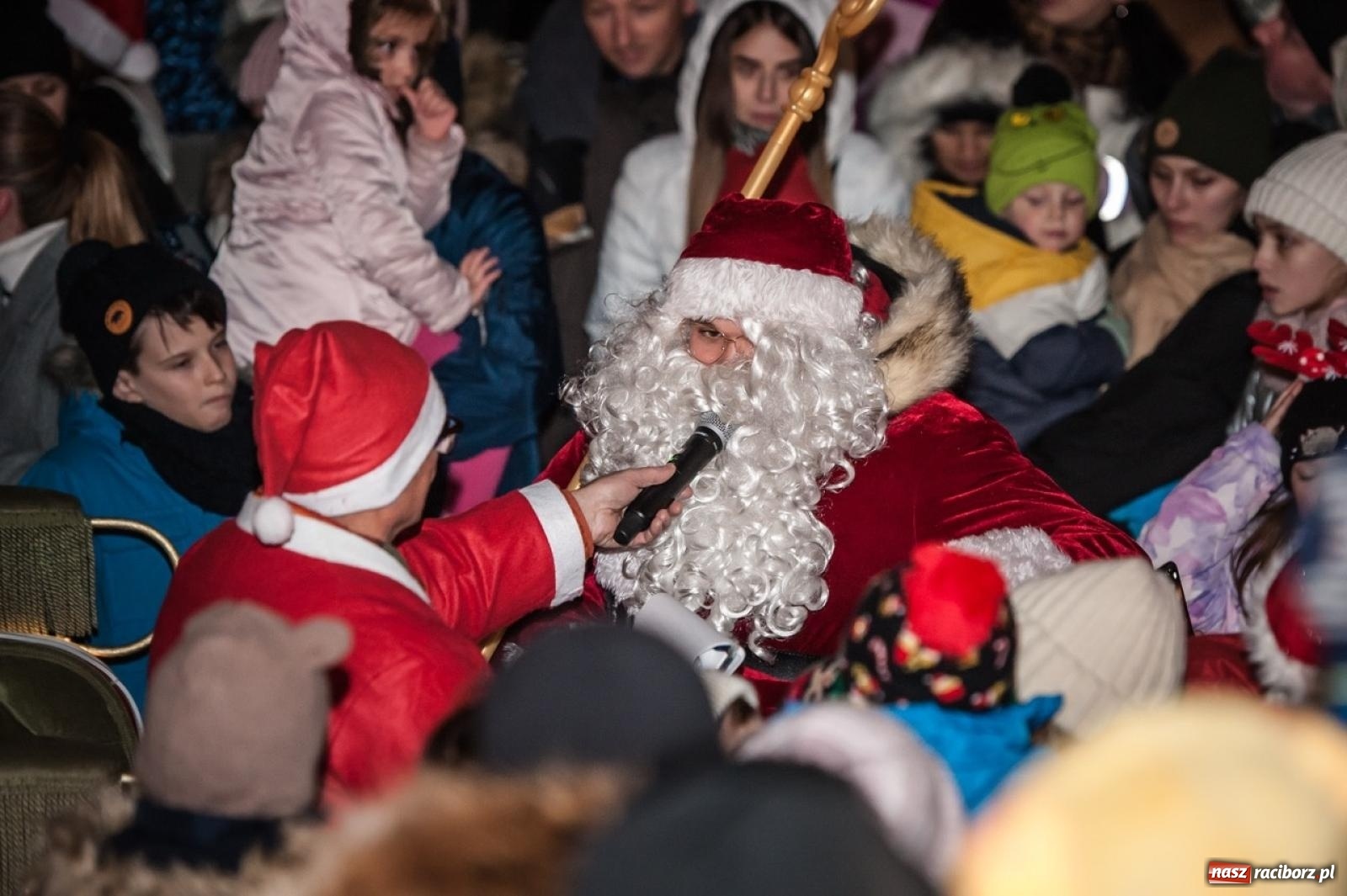 Zdjęcie w galerii na portalu naszraciborz.pl: Bajkowy zamek znów przyciągnął tłumy. Na dziedziniec wjechał św. Mikołaj w saniach [FOTO, WIDEO, PROGRAM NA WEEKEND] wiadomości z regionu