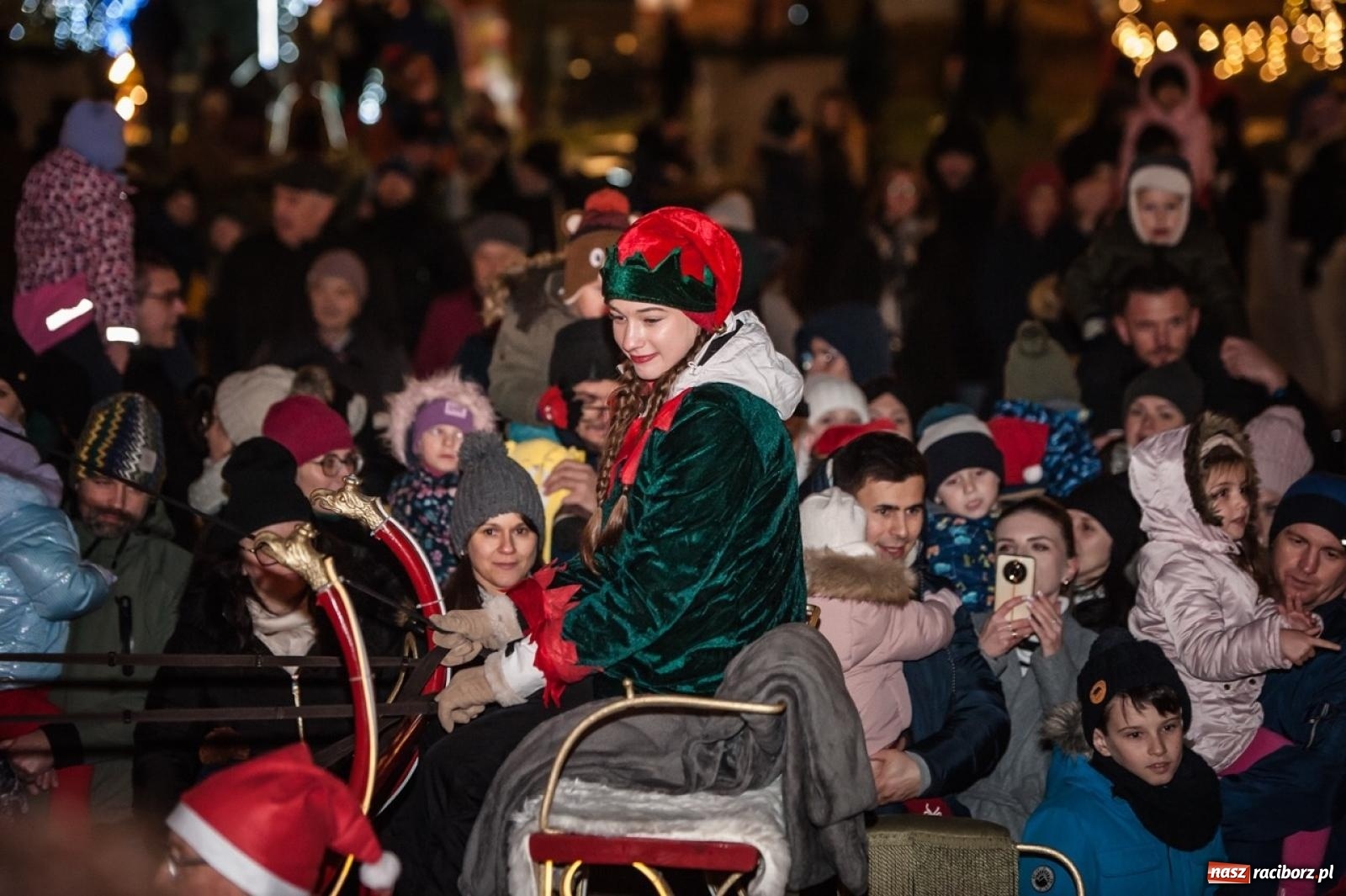 Zdjęcie w galerii na portalu naszraciborz.pl: Bajkowy zamek znów przyciągnął tłumy. Na dziedziniec wjechał św. Mikołaj w saniach [FOTO, WIDEO, PROGRAM NA WEEKEND] wiadomości z regionu