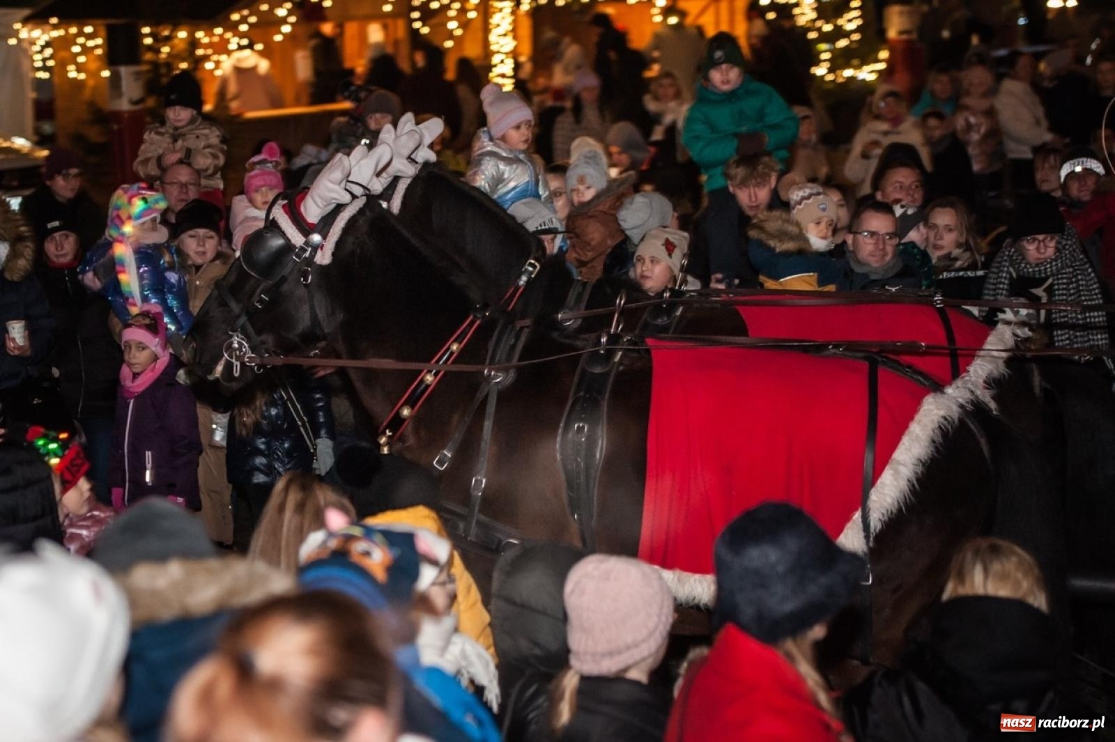 Zdjęcie w galerii na portalu naszraciborz.pl: Bajkowy zamek znów przyciągnął tłumy. Na dziedziniec wjechał św. Mikołaj w saniach [FOTO, WIDEO, PROGRAM NA WEEKEND] wiadomości z regionu