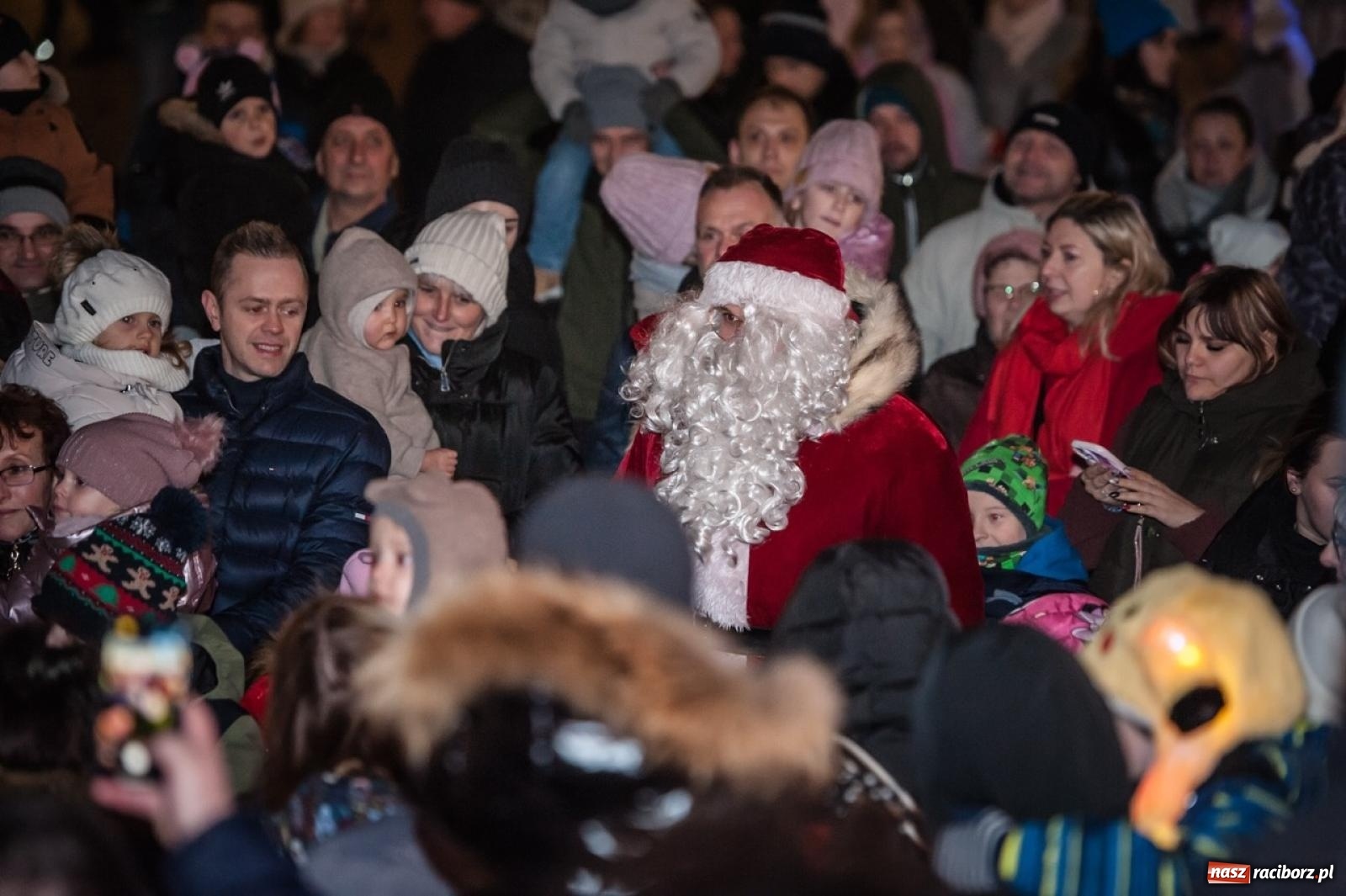 Zdjęcie w galerii na portalu naszraciborz.pl: Bajkowy zamek znów przyciągnął tłumy. Na dziedziniec wjechał św. Mikołaj w saniach [FOTO, WIDEO, PROGRAM NA WEEKEND] wiadomości z regionu