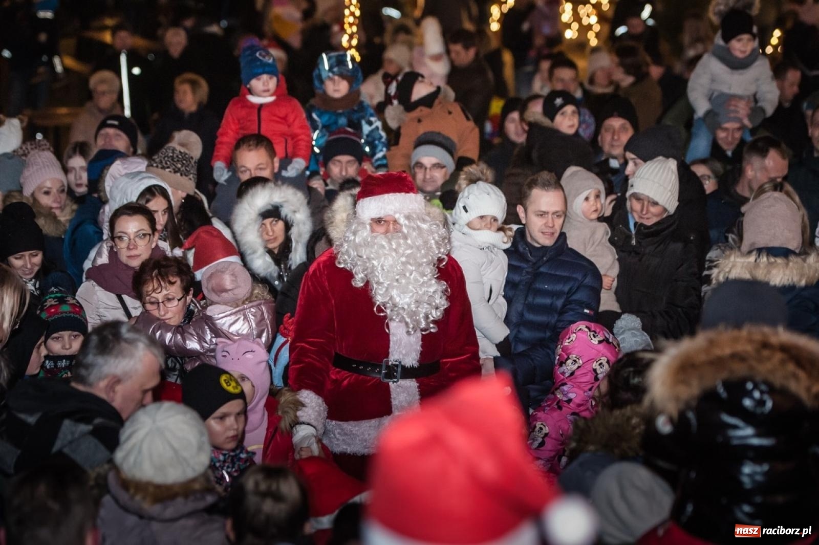 Zdjęcie w galerii na portalu naszraciborz.pl: Bajkowy zamek znów przyciągnął tłumy. Na dziedziniec wjechał św. Mikołaj w saniach [FOTO, WIDEO, PROGRAM NA WEEKEND] wiadomości z regionu