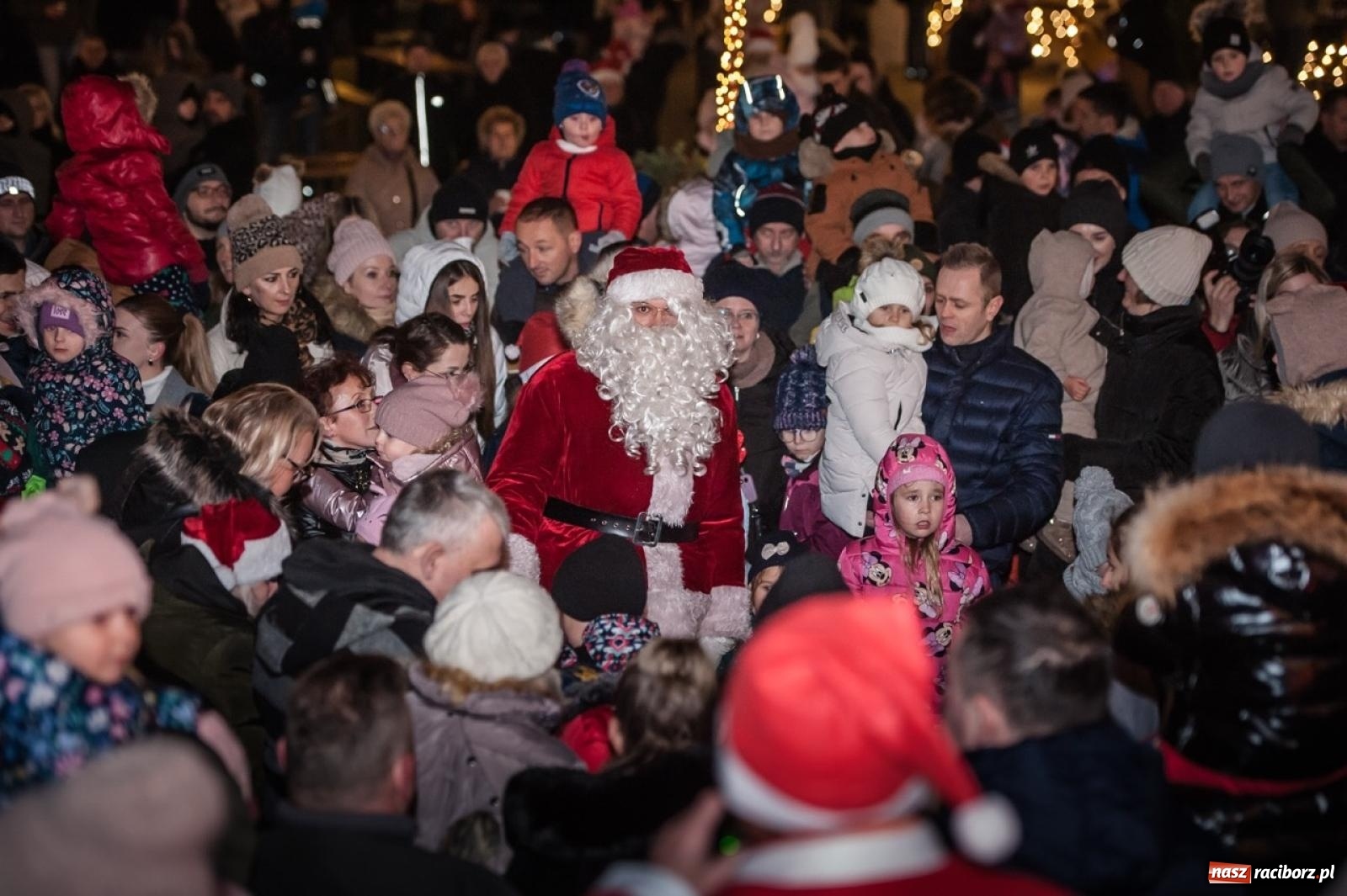 Zdjęcie w galerii na portalu naszraciborz.pl: Bajkowy zamek znów przyciągnął tłumy. Na dziedziniec wjechał św. Mikołaj w saniach [FOTO, WIDEO, PROGRAM NA WEEKEND] wiadomości z regionu