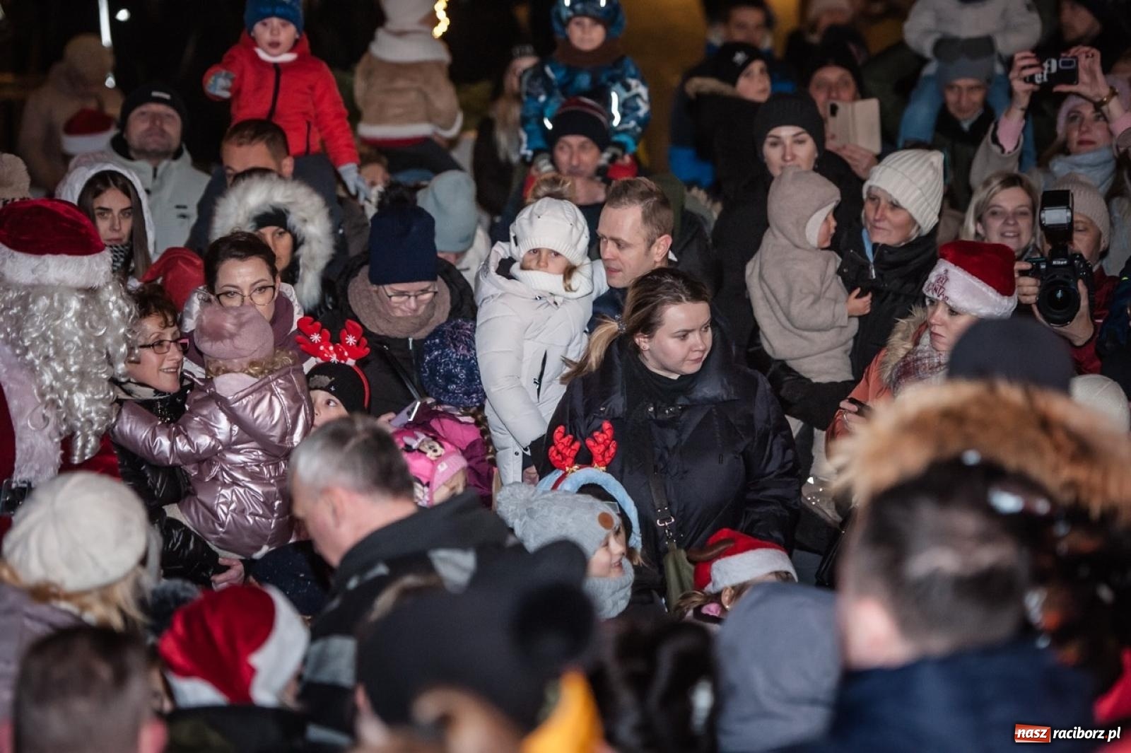 Zdjęcie w galerii na portalu naszraciborz.pl: Bajkowy zamek znów przyciągnął tłumy. Na dziedziniec wjechał św. Mikołaj w saniach [FOTO, WIDEO, PROGRAM NA WEEKEND] wiadomości z regionu