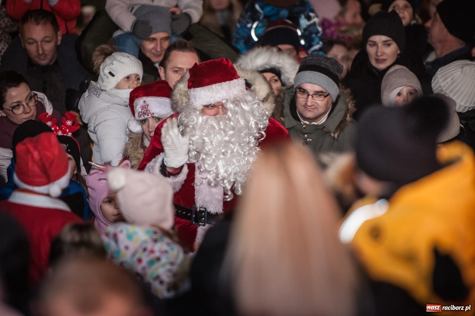 Zdjęcie w galerii na portalu naszraciborz.pl: Bajkowy zamek znów przyciągnął tłumy. Na dziedziniec wjechał św. Mikołaj w saniach [FOTO, WIDEO, PROGRAM NA WEEKEND] wiadomości z regionu