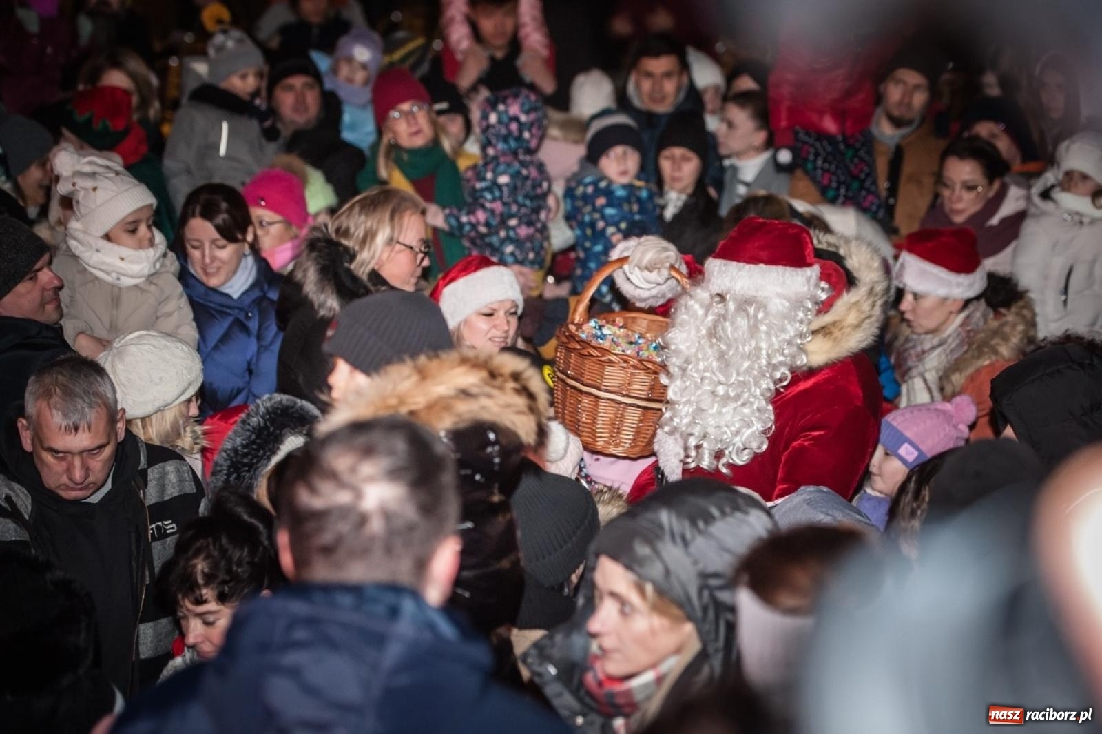 Zdjęcie w galerii na portalu naszraciborz.pl: Bajkowy zamek znów przyciągnął tłumy. Na dziedziniec wjechał św. Mikołaj w saniach [FOTO, WIDEO, PROGRAM NA WEEKEND] wiadomości z regionu
