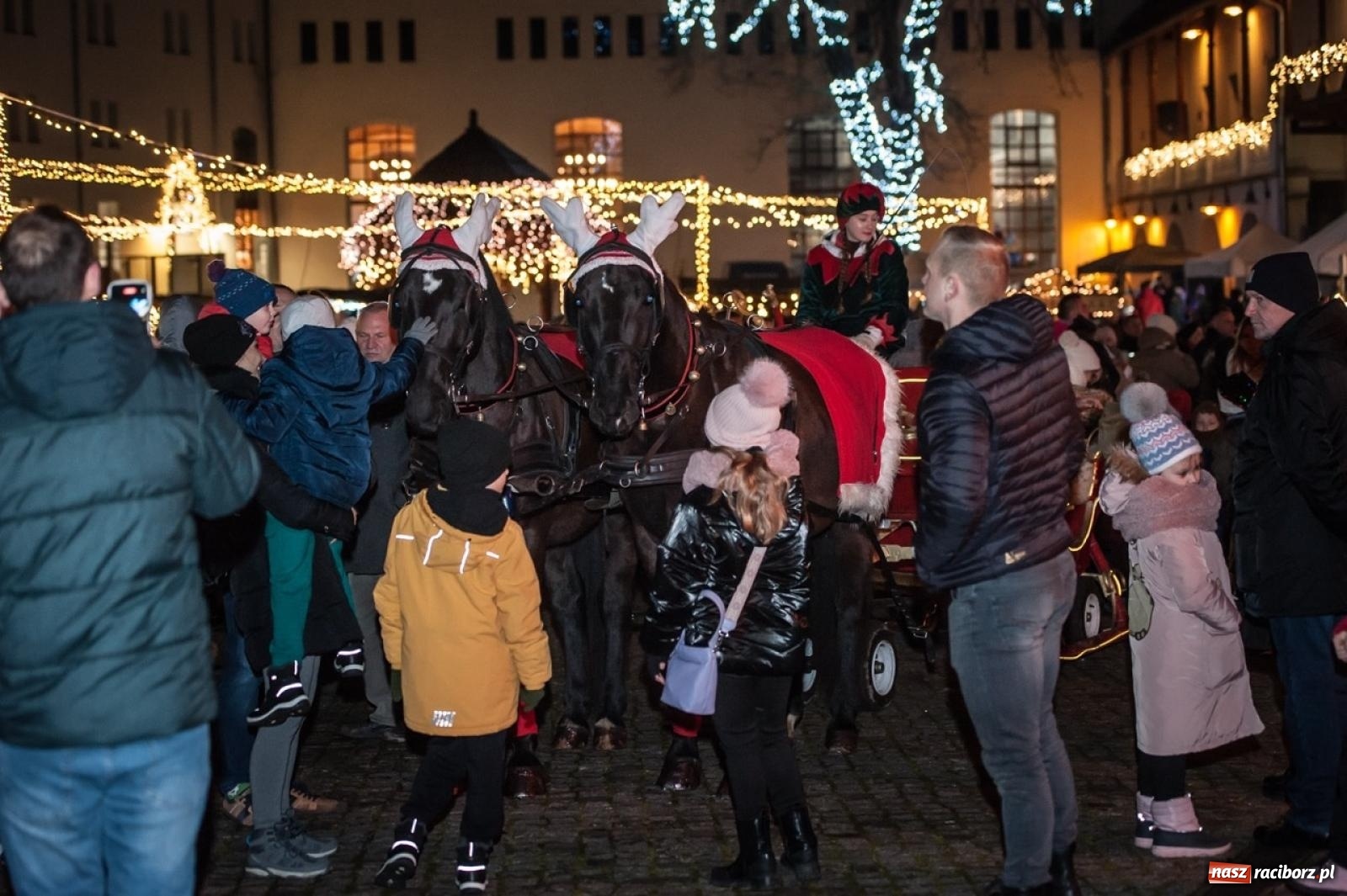 Zdjęcie w galerii na portalu naszraciborz.pl: Bajkowy zamek znów przyciągnął tłumy. Na dziedziniec wjechał św. Mikołaj w saniach [FOTO, WIDEO, PROGRAM NA WEEKEND] wiadomości z regionu