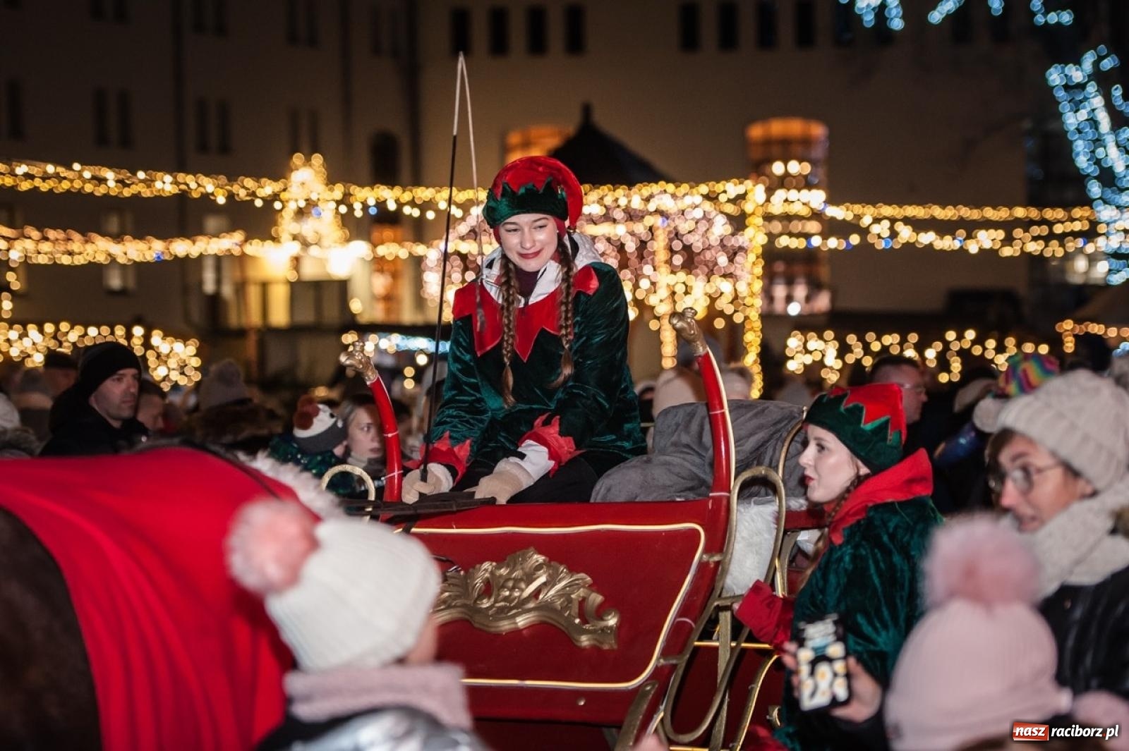 Zdjęcie w galerii na portalu naszraciborz.pl: Bajkowy zamek znów przyciągnął tłumy. Na dziedziniec wjechał św. Mikołaj w saniach [FOTO, WIDEO, PROGRAM NA WEEKEND] wiadomości z regionu