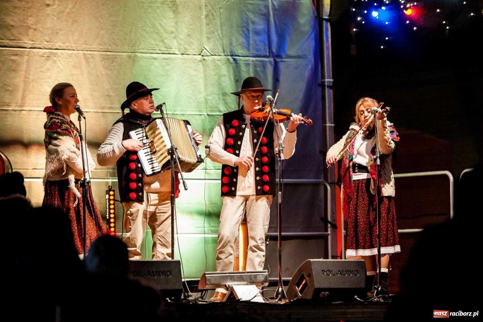 Zdjęcie w galerii na portalu naszraciborz.pl: Bajkowy zamek znów przyciągnął tłumy. Na dziedziniec wjechał św. Mikołaj w saniach [FOTO, WIDEO, PROGRAM NA WEEKEND] wiadomości z regionu