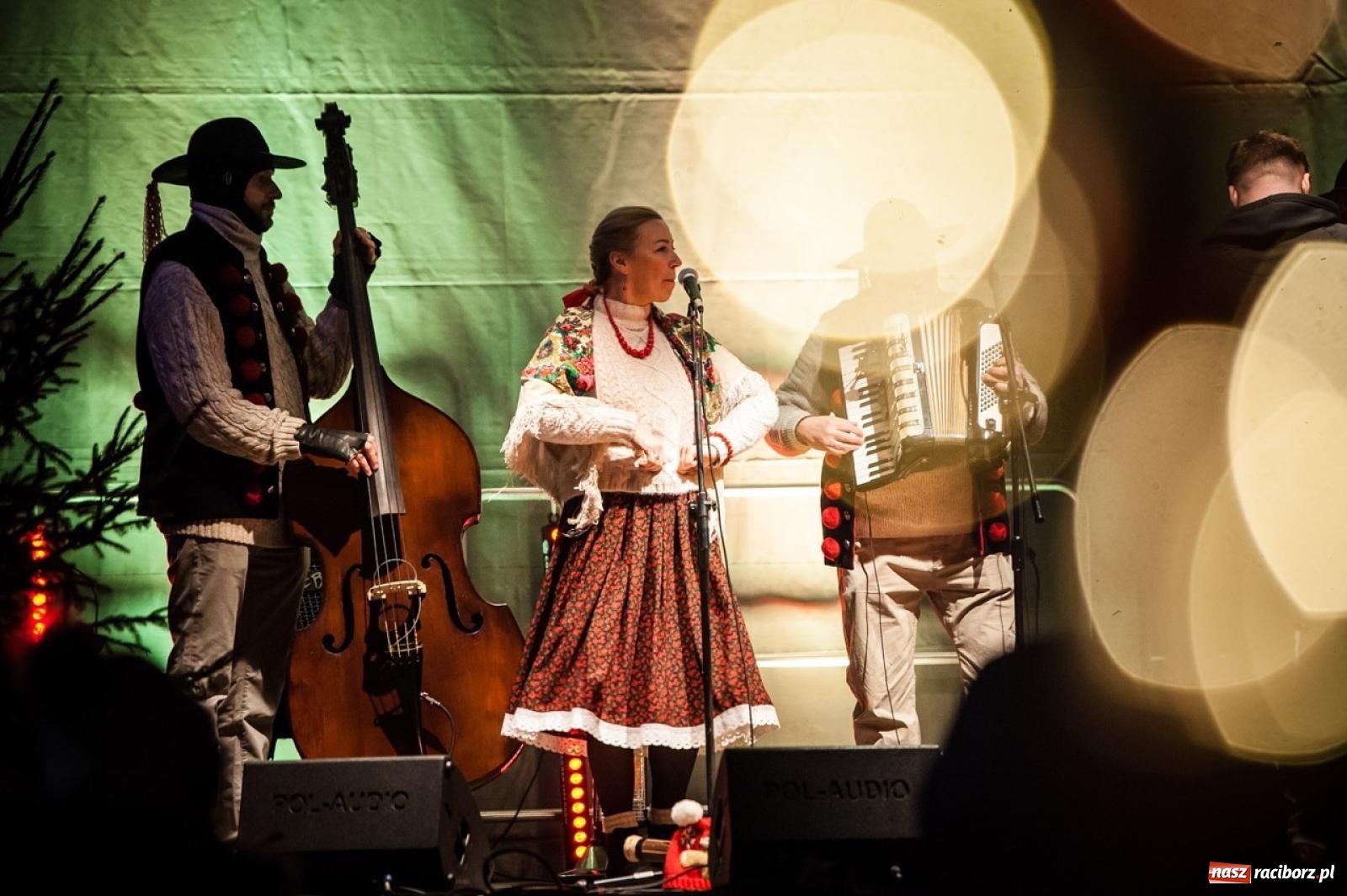 Zdjęcie w galerii na portalu naszraciborz.pl: Bajkowy zamek znów przyciągnął tłumy. Na dziedziniec wjechał św. Mikołaj w saniach [FOTO, WIDEO, PROGRAM NA WEEKEND] wiadomości z regionu