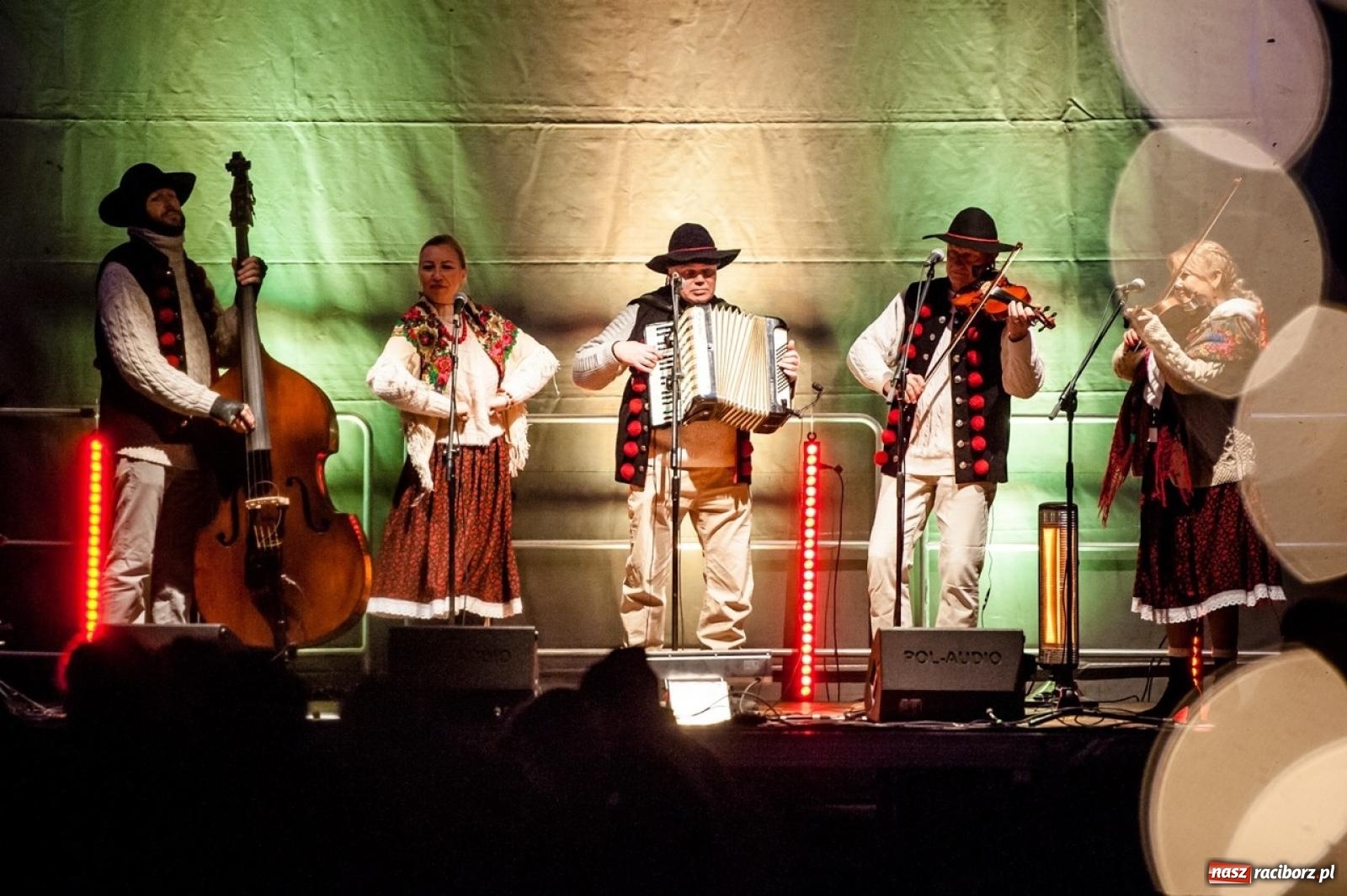 Zdjęcie w galerii na portalu naszraciborz.pl: Bajkowy zamek znów przyciągnął tłumy. Na dziedziniec wjechał św. Mikołaj w saniach [FOTO, WIDEO, PROGRAM NA WEEKEND] wiadomości z regionu