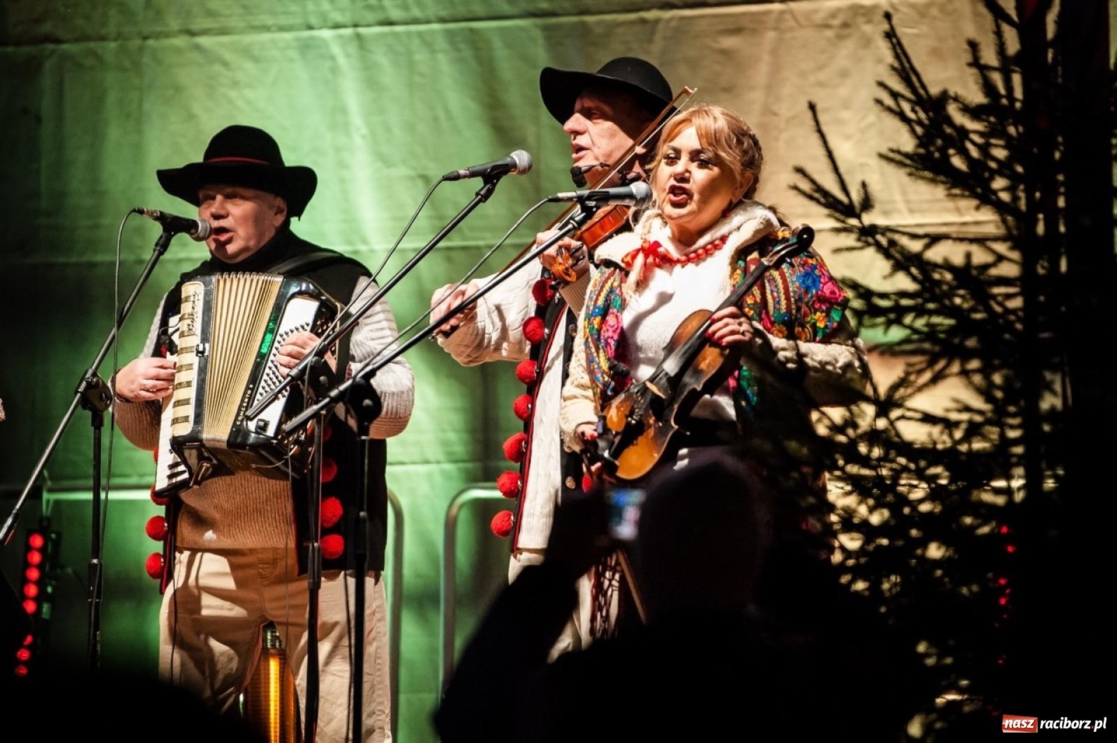 Zdjęcie w galerii na portalu naszraciborz.pl: Bajkowy zamek znów przyciągnął tłumy. Na dziedziniec wjechał św. Mikołaj w saniach [FOTO, WIDEO, PROGRAM NA WEEKEND] wiadomości z regionu