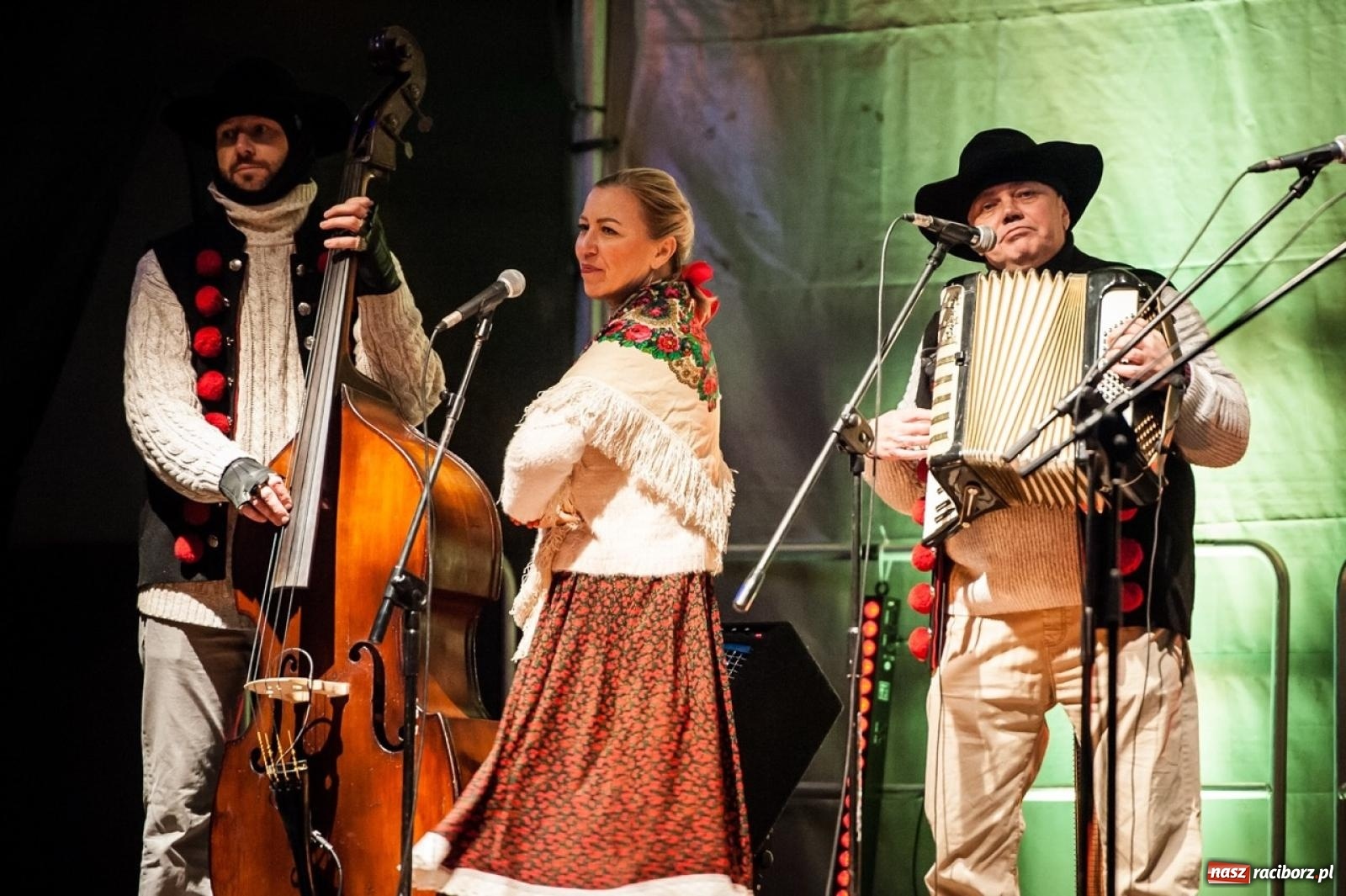 Zdjęcie w galerii na portalu naszraciborz.pl: Bajkowy zamek znów przyciągnął tłumy. Na dziedziniec wjechał św. Mikołaj w saniach [FOTO, WIDEO, PROGRAM NA WEEKEND] wiadomości z regionu