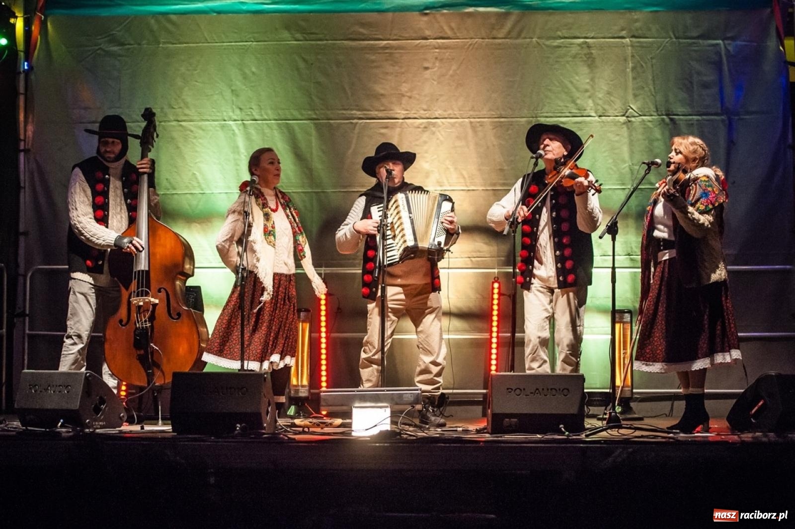 Zdjęcie w galerii na portalu naszraciborz.pl: Bajkowy zamek znów przyciągnął tłumy. Na dziedziniec wjechał św. Mikołaj w saniach [FOTO, WIDEO, PROGRAM NA WEEKEND] wiadomości z regionu