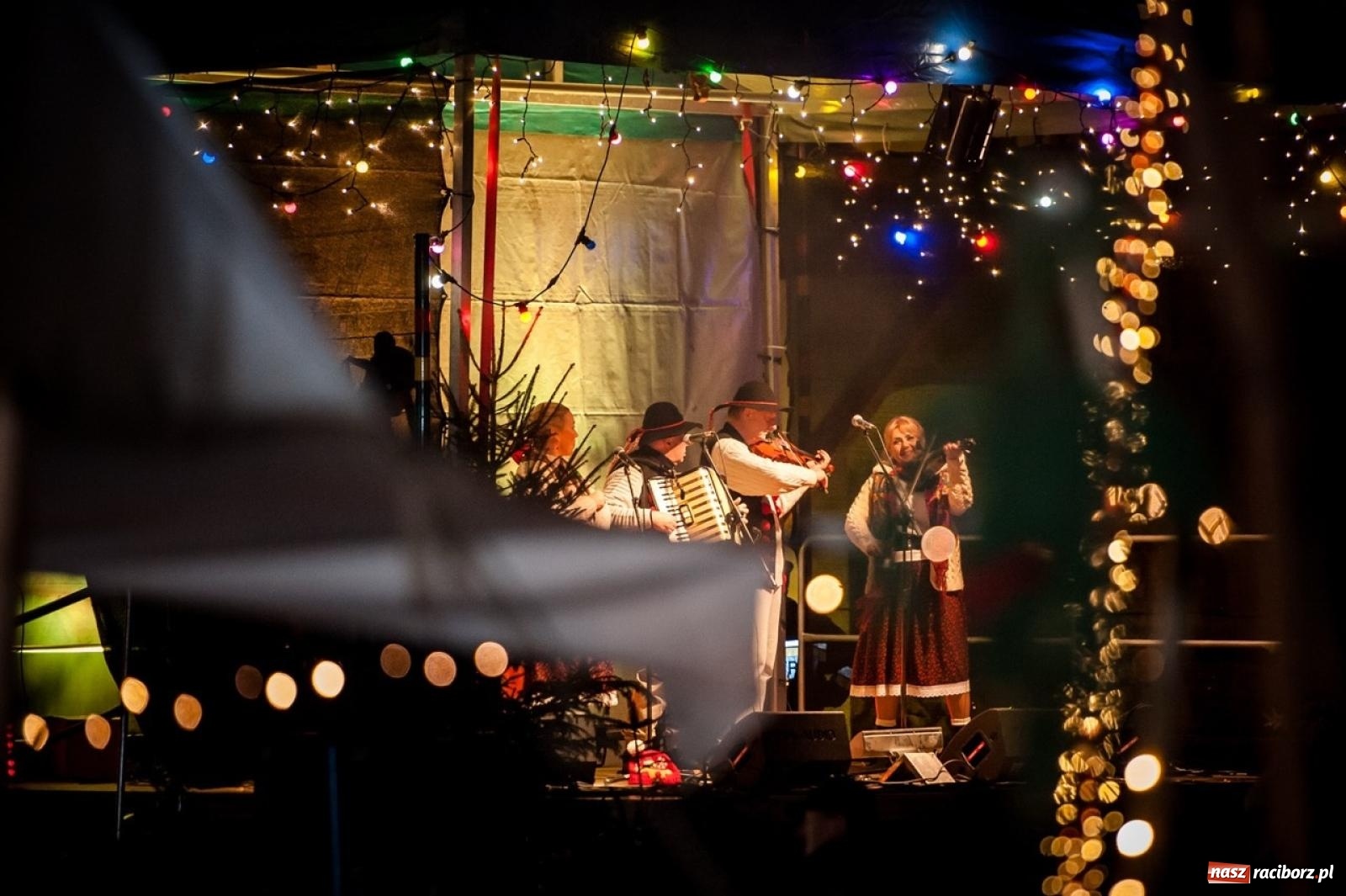 Zdjęcie w galerii na portalu naszraciborz.pl: Bajkowy zamek znów przyciągnął tłumy. Na dziedziniec wjechał św. Mikołaj w saniach [FOTO, WIDEO, PROGRAM NA WEEKEND] wiadomości z regionu