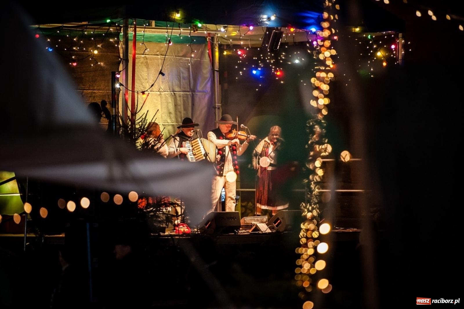 Zdjęcie w galerii na portalu naszraciborz.pl: Bajkowy zamek znów przyciągnął tłumy. Na dziedziniec wjechał św. Mikołaj w saniach [FOTO, WIDEO, PROGRAM NA WEEKEND] wiadomości z regionu