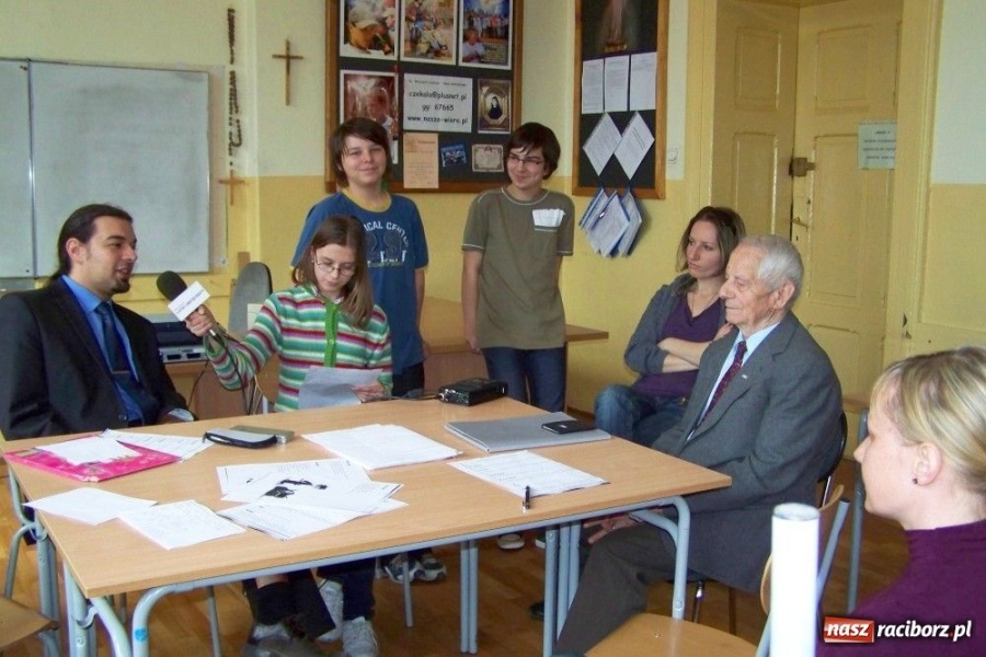 Zdjęcie w galerii na portalu naszraciborz.pl: W G5 nagrali audycję radiową wiadomości z regionu