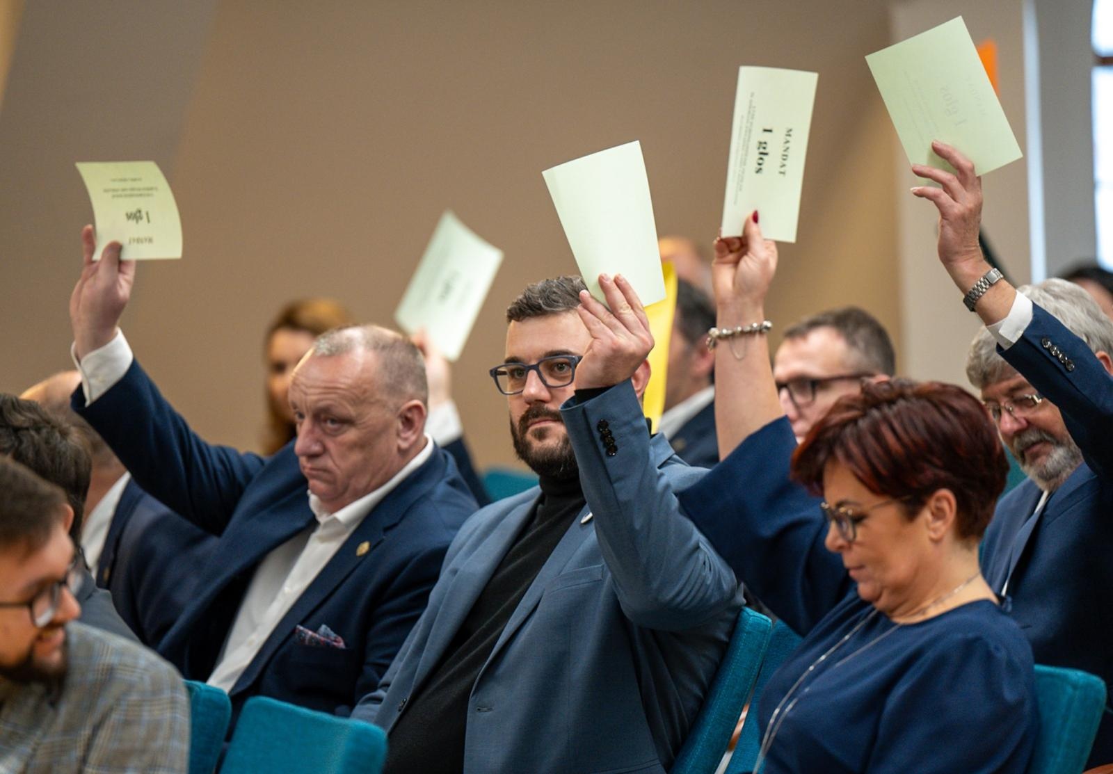 Zdjęcie w galerii na portalu naszraciborz.pl: Samorządowcy województwa śląskiego obradowali na raciborskim zamku. Gościem wojewoda wiadomości z regionu