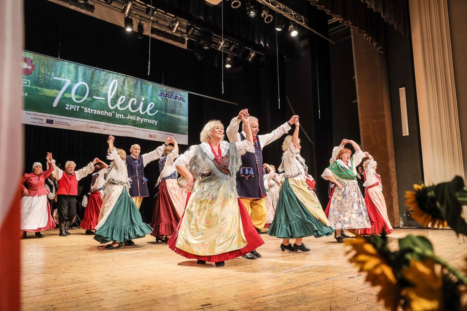 Zdjęcie w galerii na portalu naszraciborz.pl: W PUNKT. 70-lecie Zespołu Pieśni i Tańca Strzecha im. Joli Rymszy wiadomości z regionu