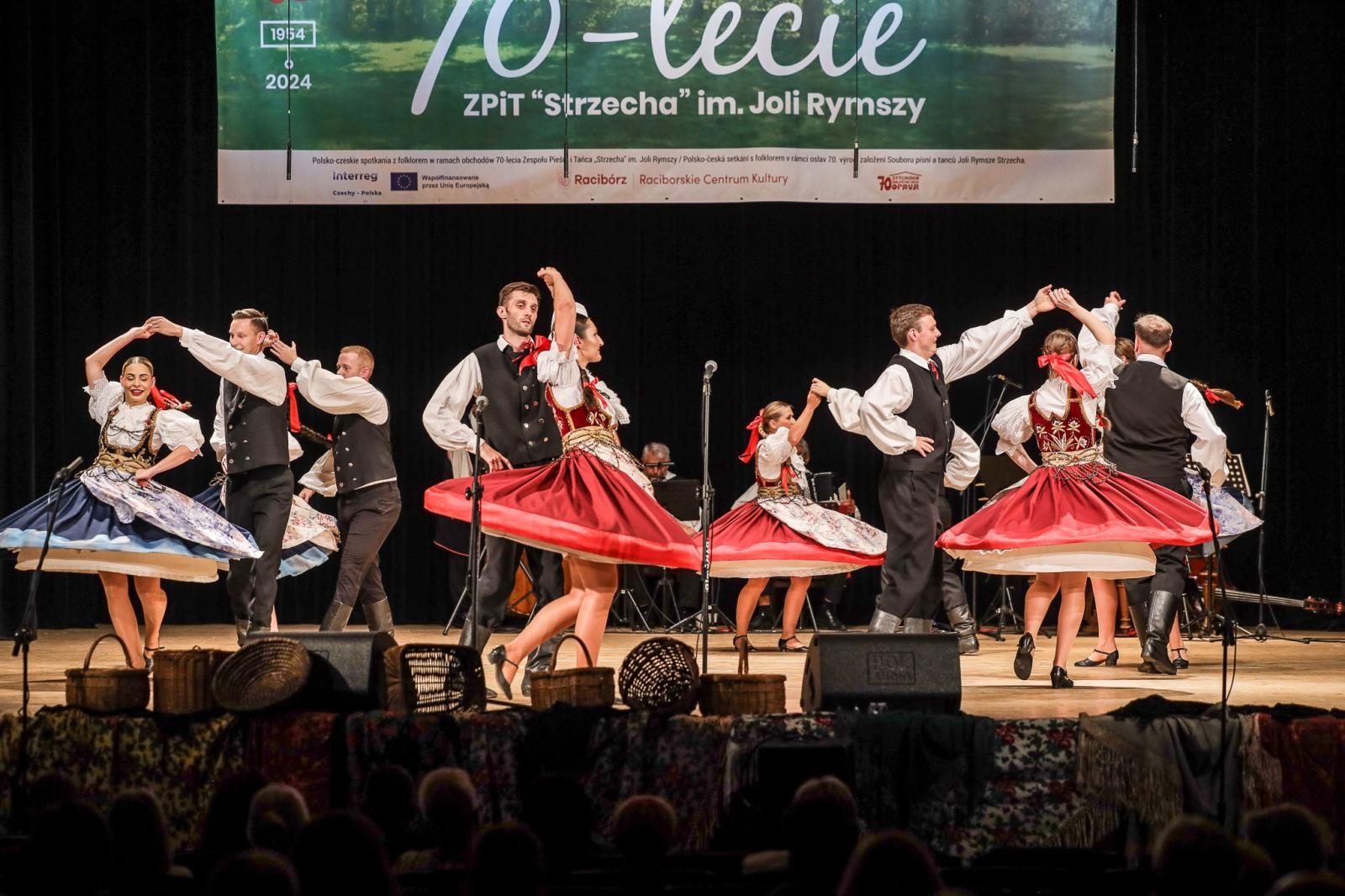 Zdjęcie w galerii na portalu naszraciborz.pl: W PUNKT. 70-lecie Zespołu Pieśni i Tańca Strzecha im. Joli Rymszy wiadomości z regionu