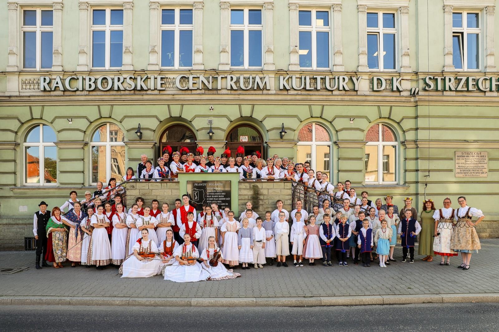 Zdjęcie w galerii na portalu naszraciborz.pl: W PUNKT. 70-lecie Zespołu Pieśni i Tańca Strzecha im. Joli Rymszy wiadomości z regionu