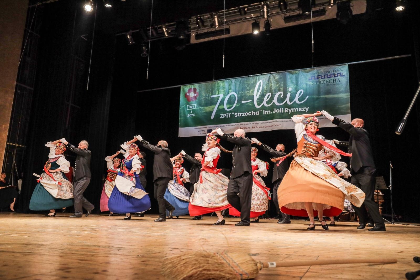 Zdjęcie w galerii na portalu naszraciborz.pl: W PUNKT. 70-lecie Zespołu Pieśni i Tańca Strzecha im. Joli Rymszy wiadomości z regionu