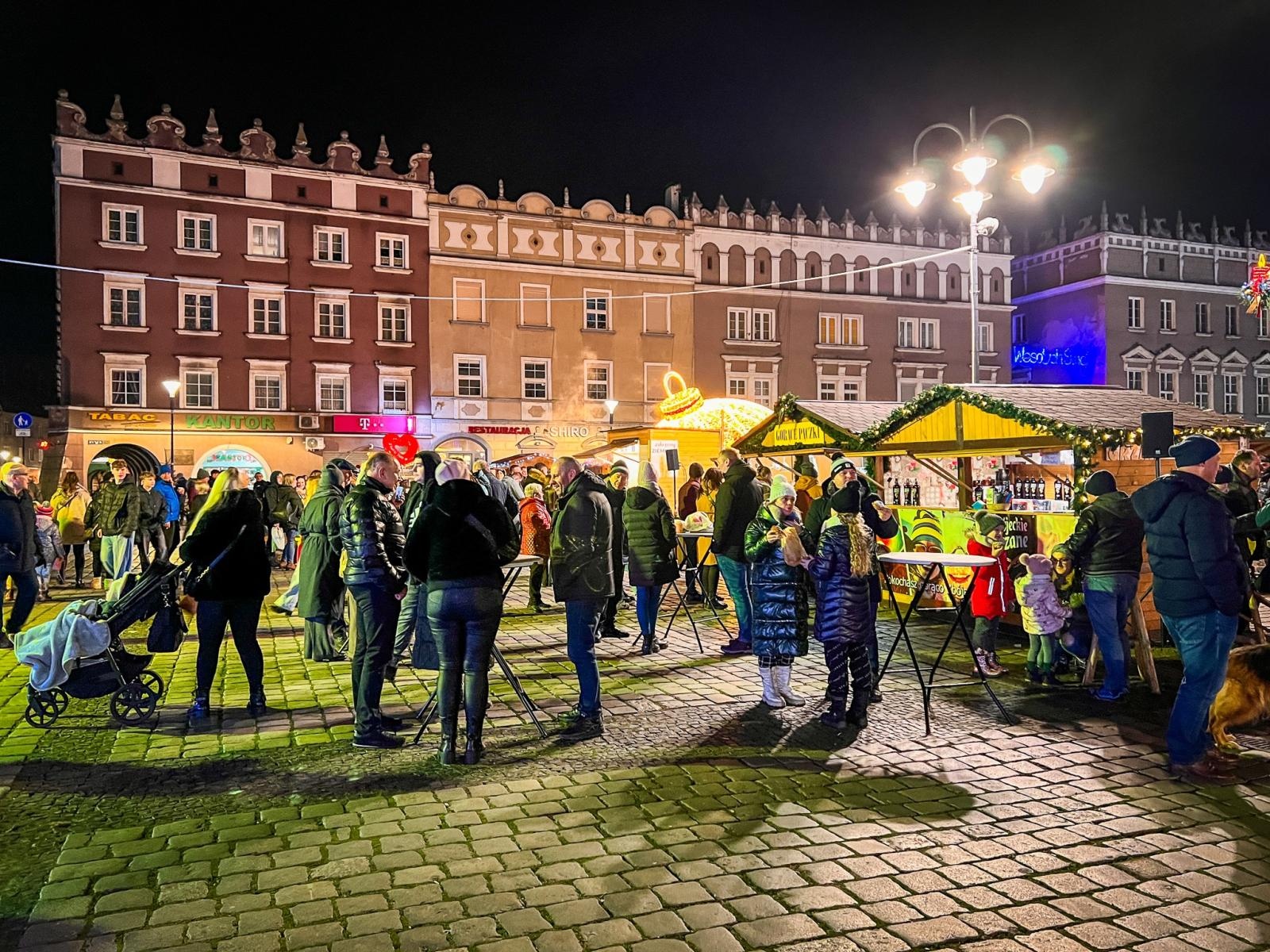 Zdjęcie w galerii na portalu naszraciborz.pl: Od zamku do Rynku. Raciborskie jarmarki w sobotni wieczór [FOTO i WIDEO, PROGRAM NA NIEDZIELĘ] wiadomości z regionu