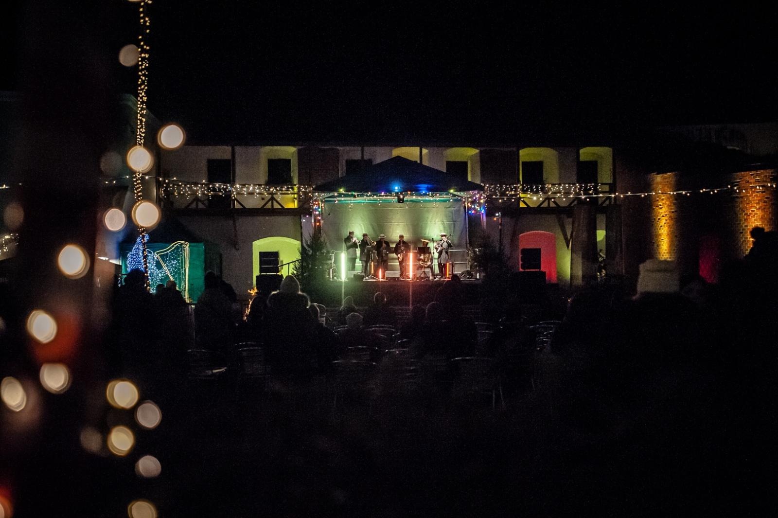 Zdjęcie w galerii na portalu naszraciborz.pl: Jazzowa sobota i wiedeńska niedziela pełna zabaw. Trwa jarmark na Zamku Piastowskim [FOTO, WIDEO, PROGRAM NA NIEDZIELĘ] wiadomości z regionu