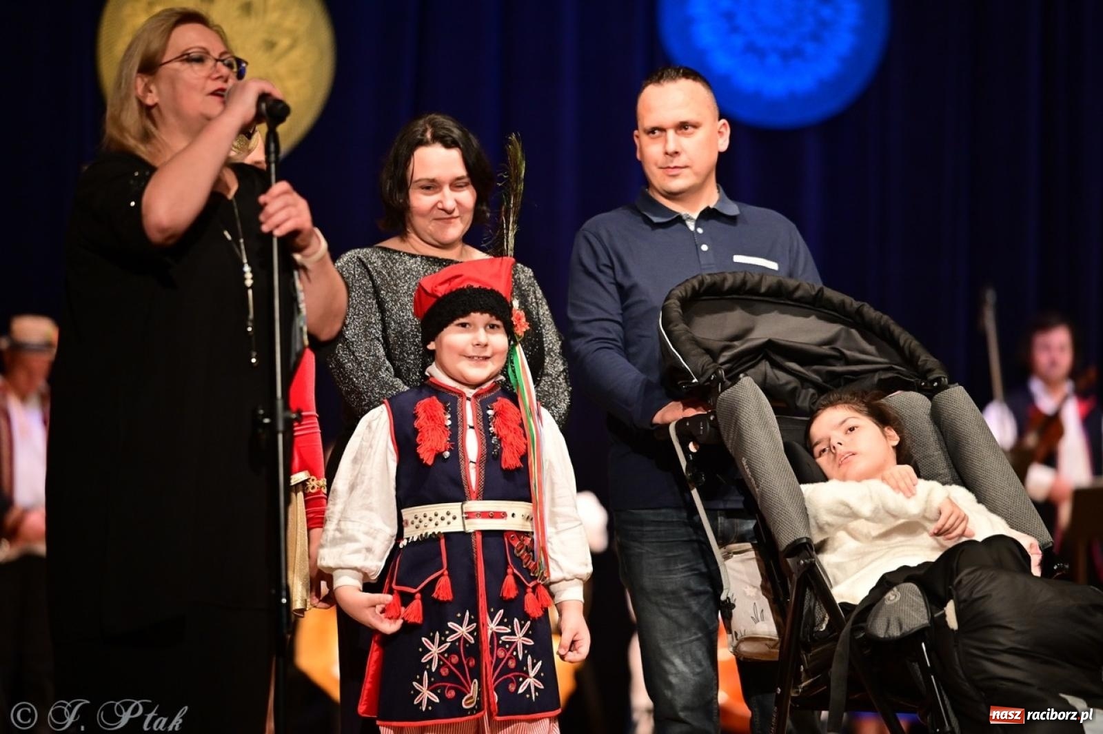 Zdjęcie w galerii na portalu naszraciborz.pl: Koncert charytatywny dla Judytki: taniec, folklor i świąteczne smaki zgromadziły tłumy wiadomości z regionu