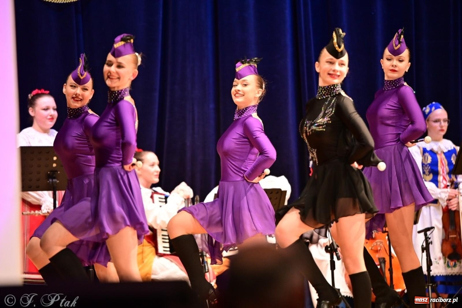 Zdjęcie w galerii na portalu naszraciborz.pl: Koncert charytatywny dla Judytki: taniec, folklor i świąteczne smaki zgromadziły tłumy wiadomości z regionu