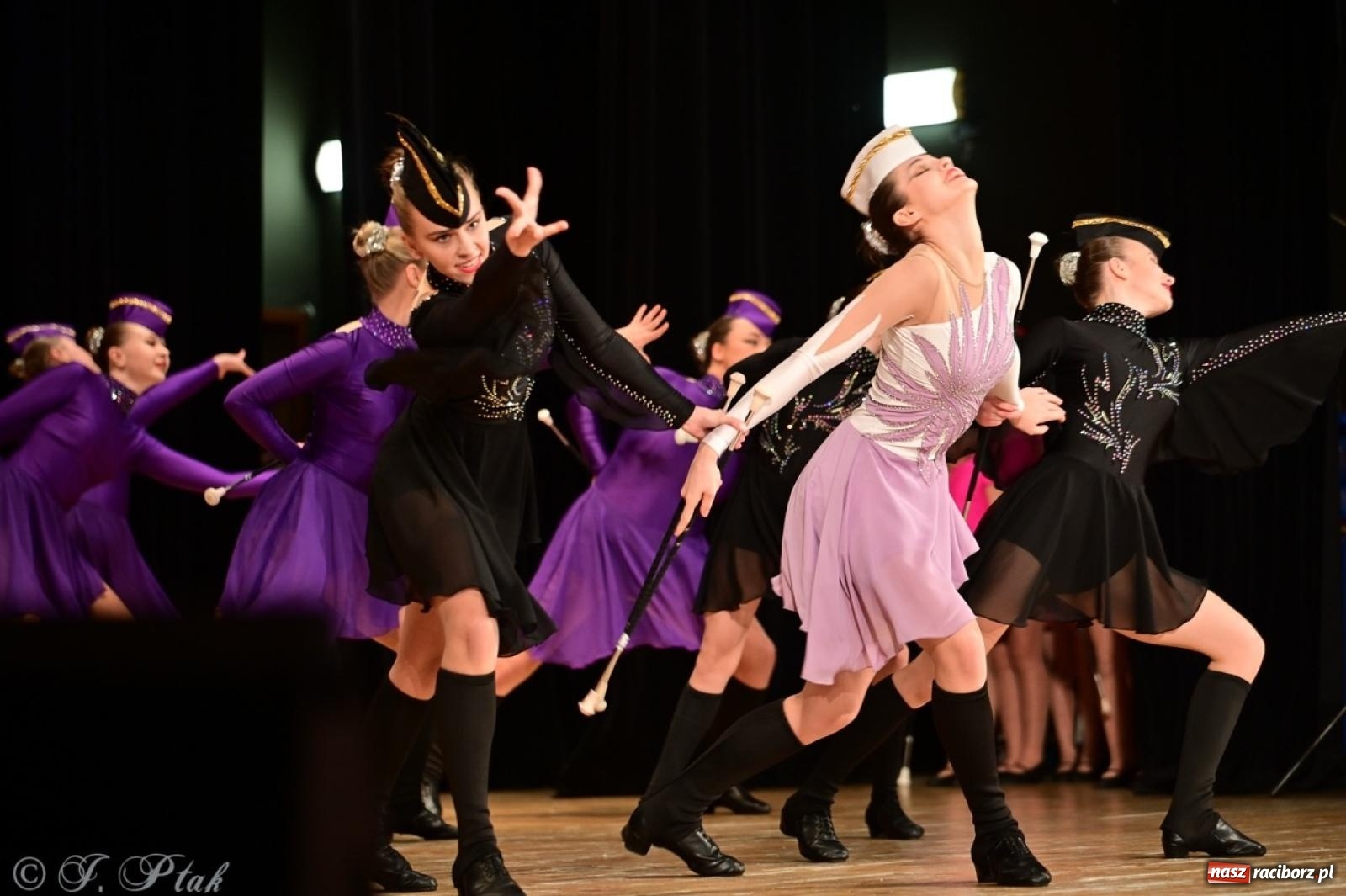 Zdjęcie w galerii na portalu naszraciborz.pl: Koncert charytatywny dla Judytki: taniec, folklor i świąteczne smaki zgromadziły tłumy wiadomości z regionu