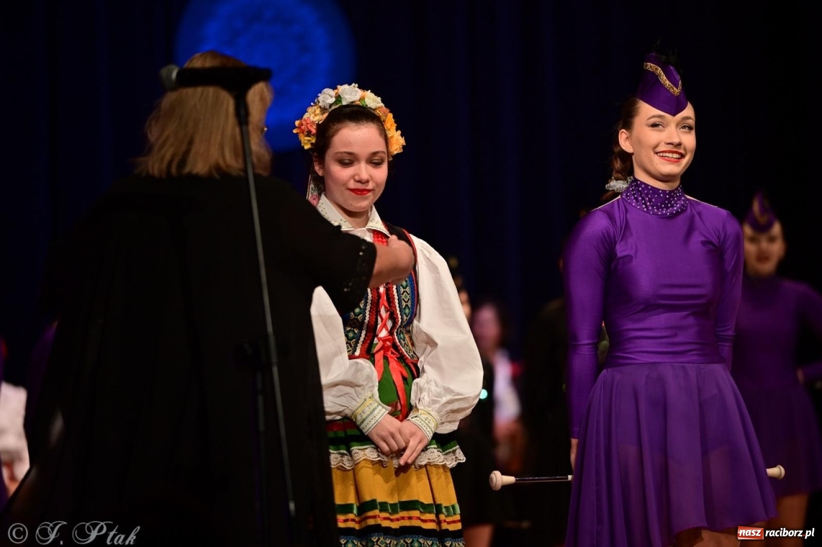 Zdjęcie w galerii na portalu naszraciborz.pl: Koncert charytatywny dla Judytki: taniec, folklor i świąteczne smaki zgromadziły tłumy wiadomości z regionu