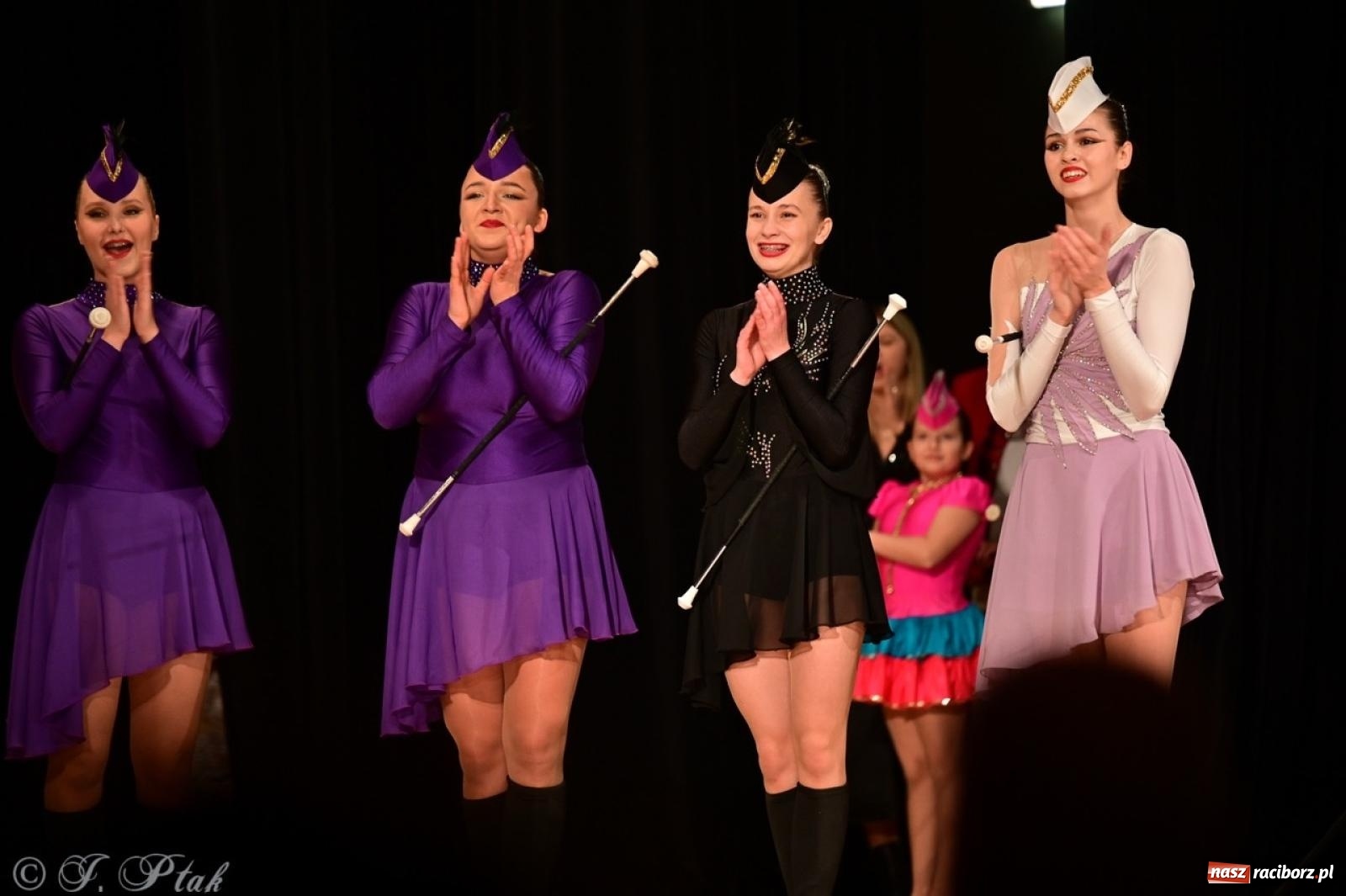 Zdjęcie w galerii na portalu naszraciborz.pl: Koncert charytatywny dla Judytki: taniec, folklor i świąteczne smaki zgromadziły tłumy wiadomości z regionu