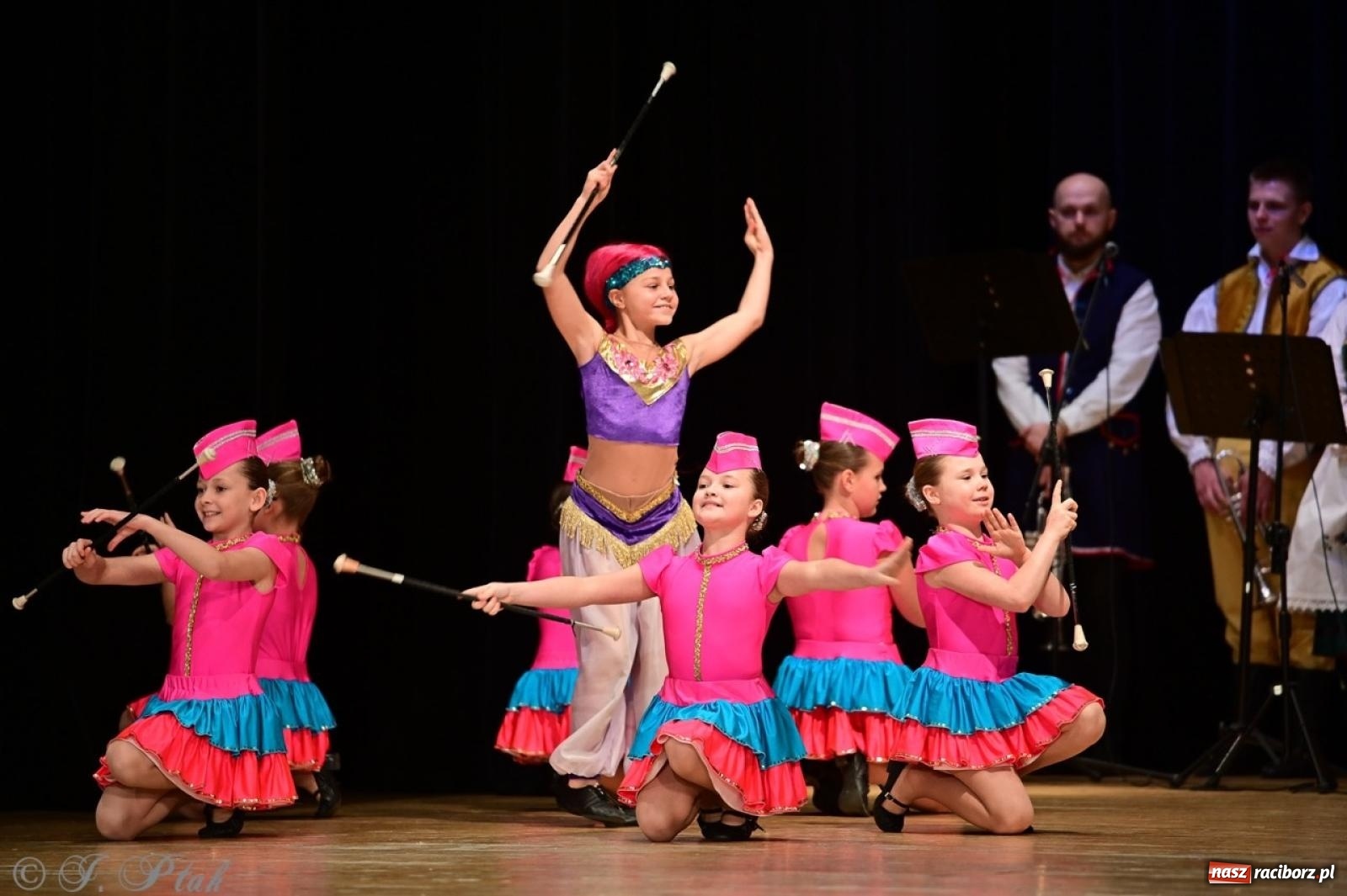 Zdjęcie w galerii na portalu naszraciborz.pl: Koncert charytatywny dla Judytki: taniec, folklor i świąteczne smaki zgromadziły tłumy wiadomości z regionu