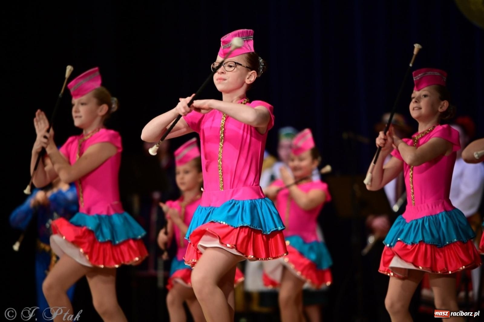 Zdjęcie w galerii na portalu naszraciborz.pl: Koncert charytatywny dla Judytki: taniec, folklor i świąteczne smaki zgromadziły tłumy wiadomości z regionu