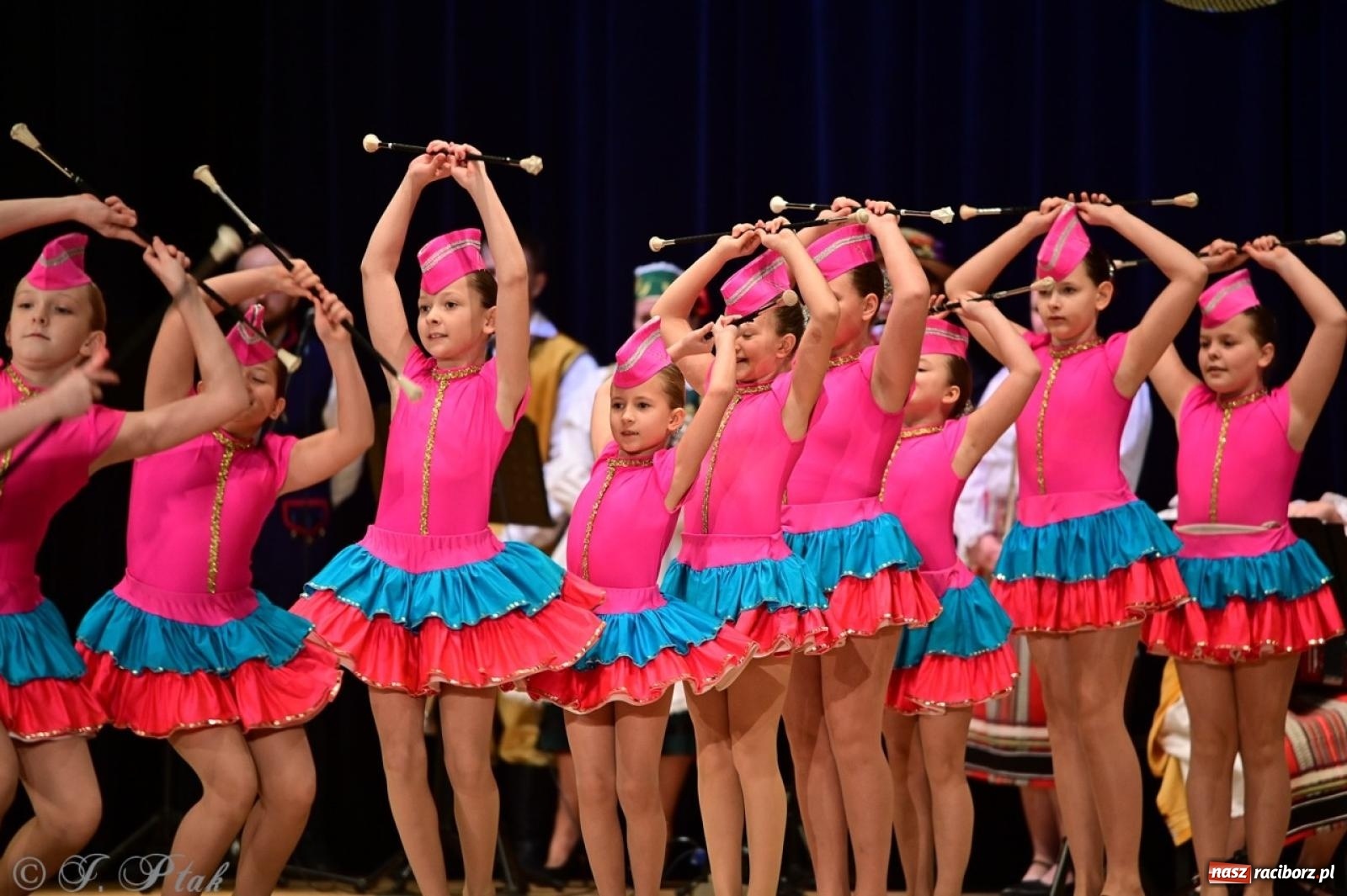 Zdjęcie w galerii na portalu naszraciborz.pl: Koncert charytatywny dla Judytki: taniec, folklor i świąteczne smaki zgromadziły tłumy wiadomości z regionu