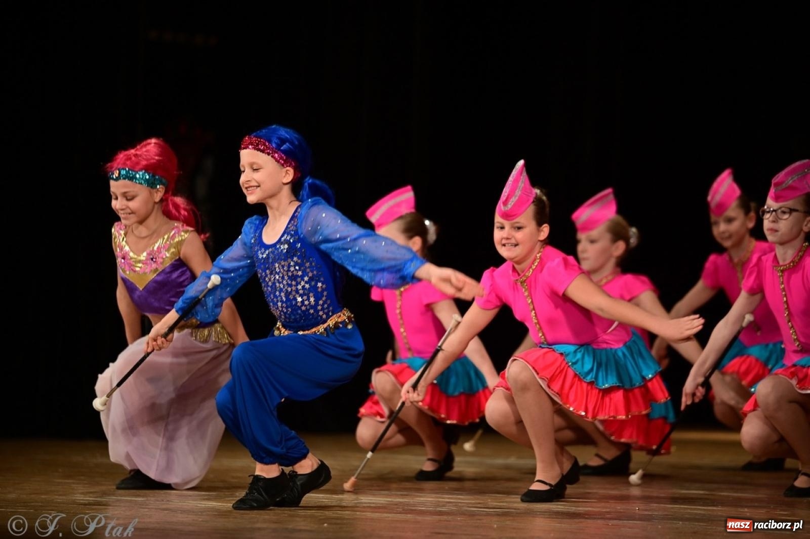 Zdjęcie w galerii na portalu naszraciborz.pl: Koncert charytatywny dla Judytki: taniec, folklor i świąteczne smaki zgromadziły tłumy wiadomości z regionu