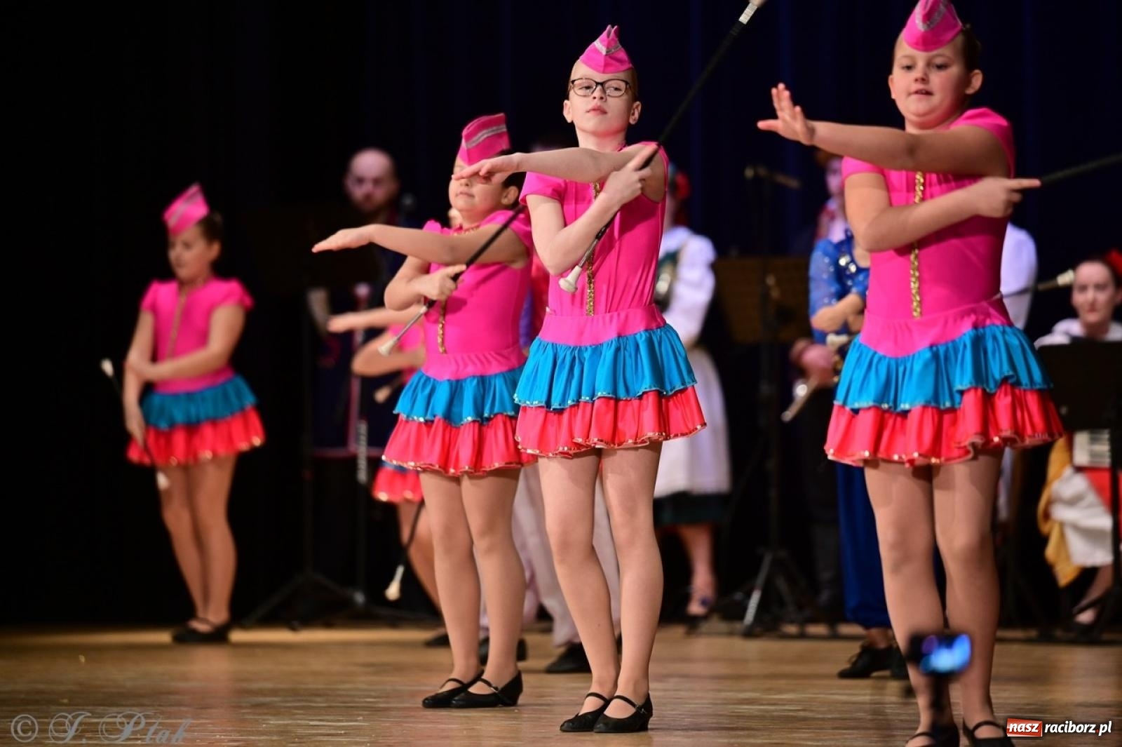 Zdjęcie w galerii na portalu naszraciborz.pl: Koncert charytatywny dla Judytki: taniec, folklor i świąteczne smaki zgromadziły tłumy wiadomości z regionu