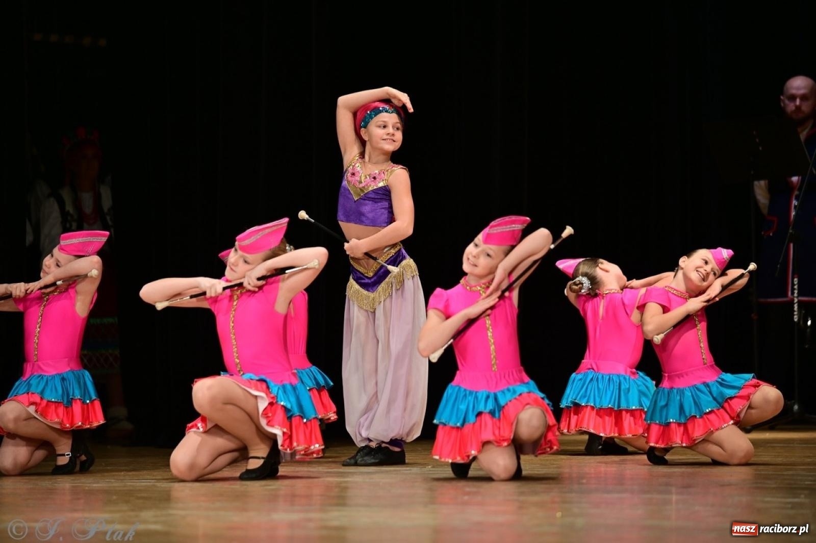 Zdjęcie w galerii na portalu naszraciborz.pl: Koncert charytatywny dla Judytki: taniec, folklor i świąteczne smaki zgromadziły tłumy wiadomości z regionu