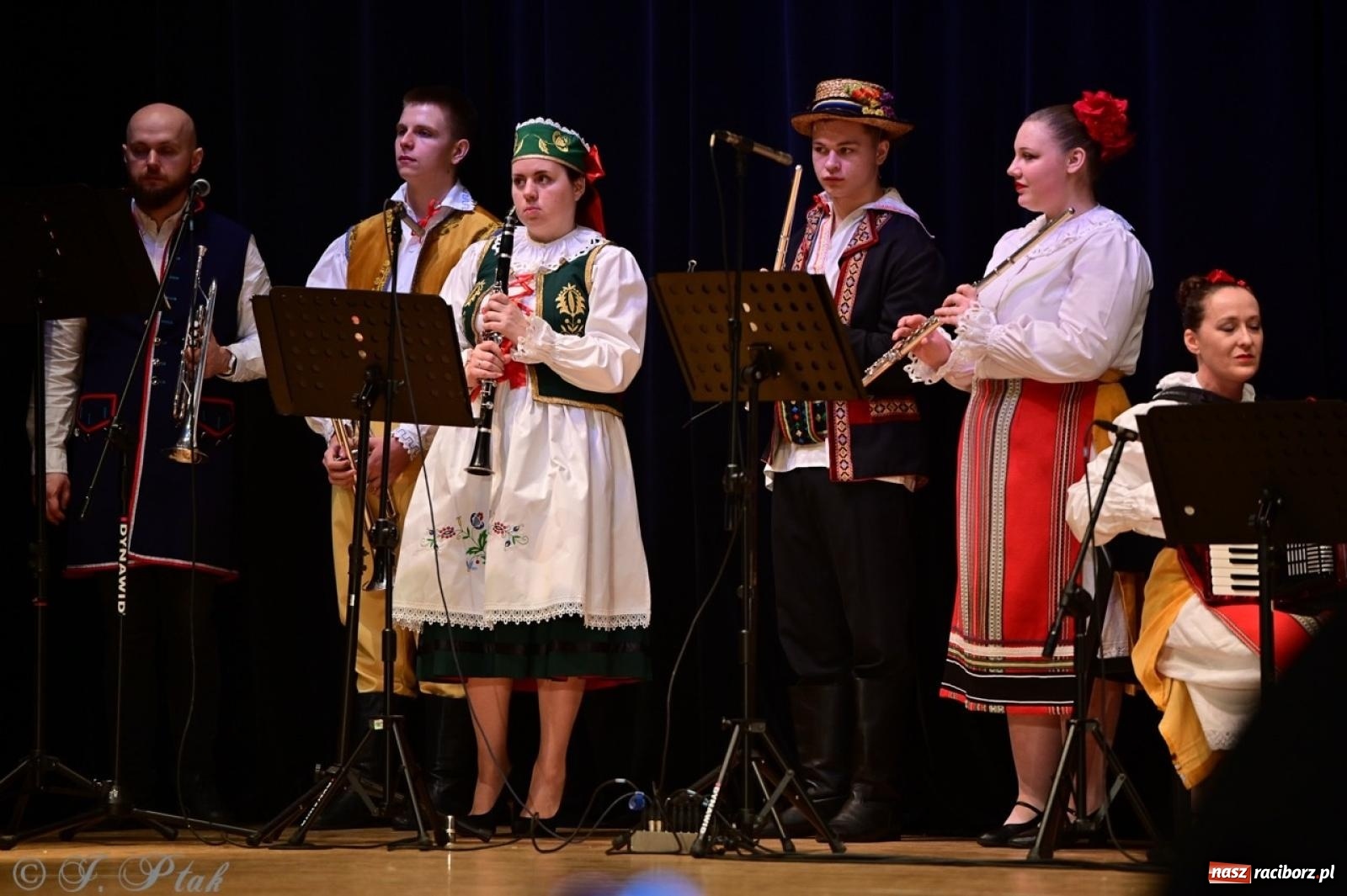 Zdjęcie w galerii na portalu naszraciborz.pl: Koncert charytatywny dla Judytki: taniec, folklor i świąteczne smaki zgromadziły tłumy wiadomości z regionu