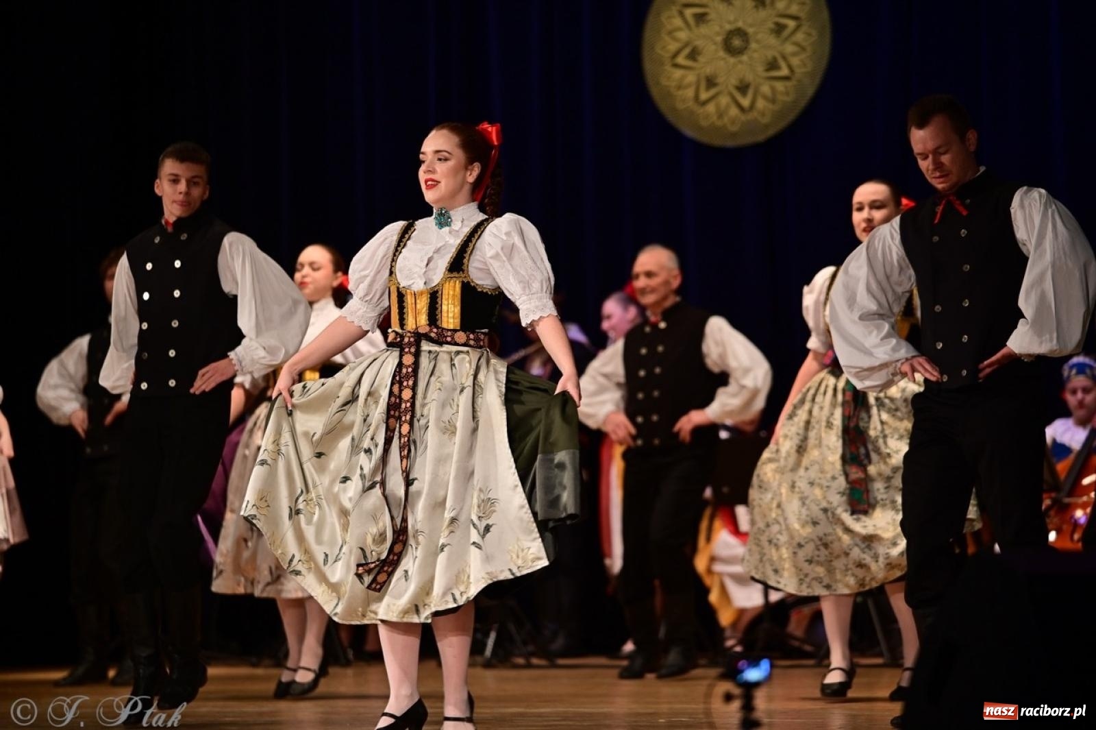 Zdjęcie w galerii na portalu naszraciborz.pl: Koncert charytatywny dla Judytki: taniec, folklor i świąteczne smaki zgromadziły tłumy wiadomości z regionu