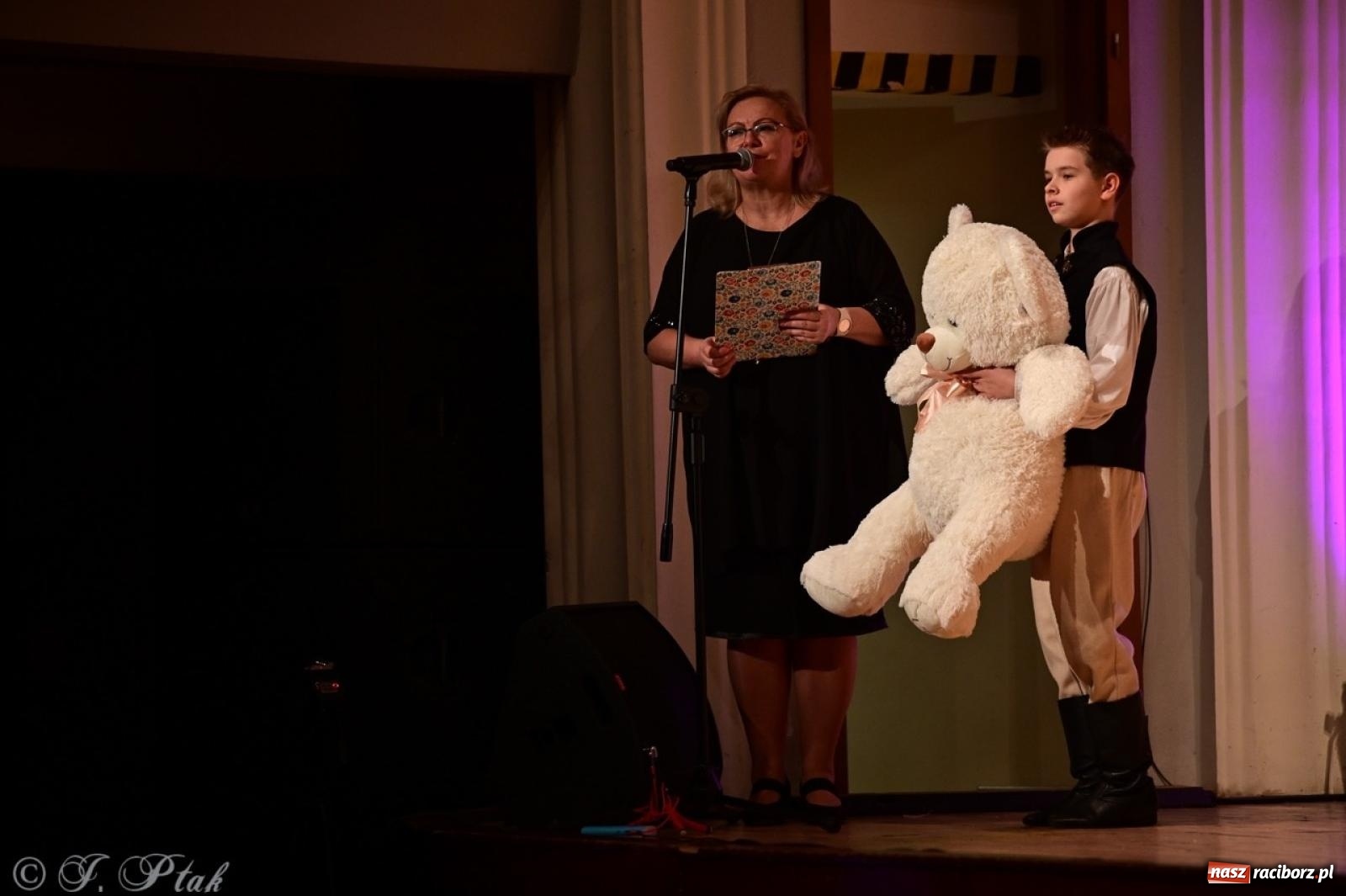 Zdjęcie w galerii na portalu naszraciborz.pl: Koncert charytatywny dla Judytki: taniec, folklor i świąteczne smaki zgromadziły tłumy wiadomości z regionu