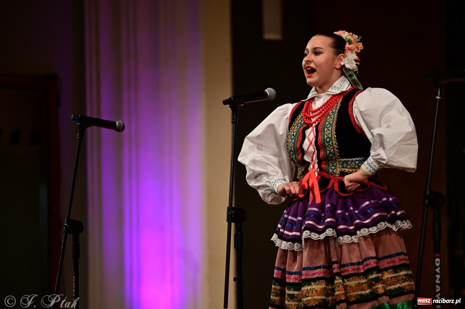 Zdjęcie w galerii na portalu naszraciborz.pl: Koncert charytatywny dla Judytki: taniec, folklor i świąteczne smaki zgromadziły tłumy wiadomości z regionu