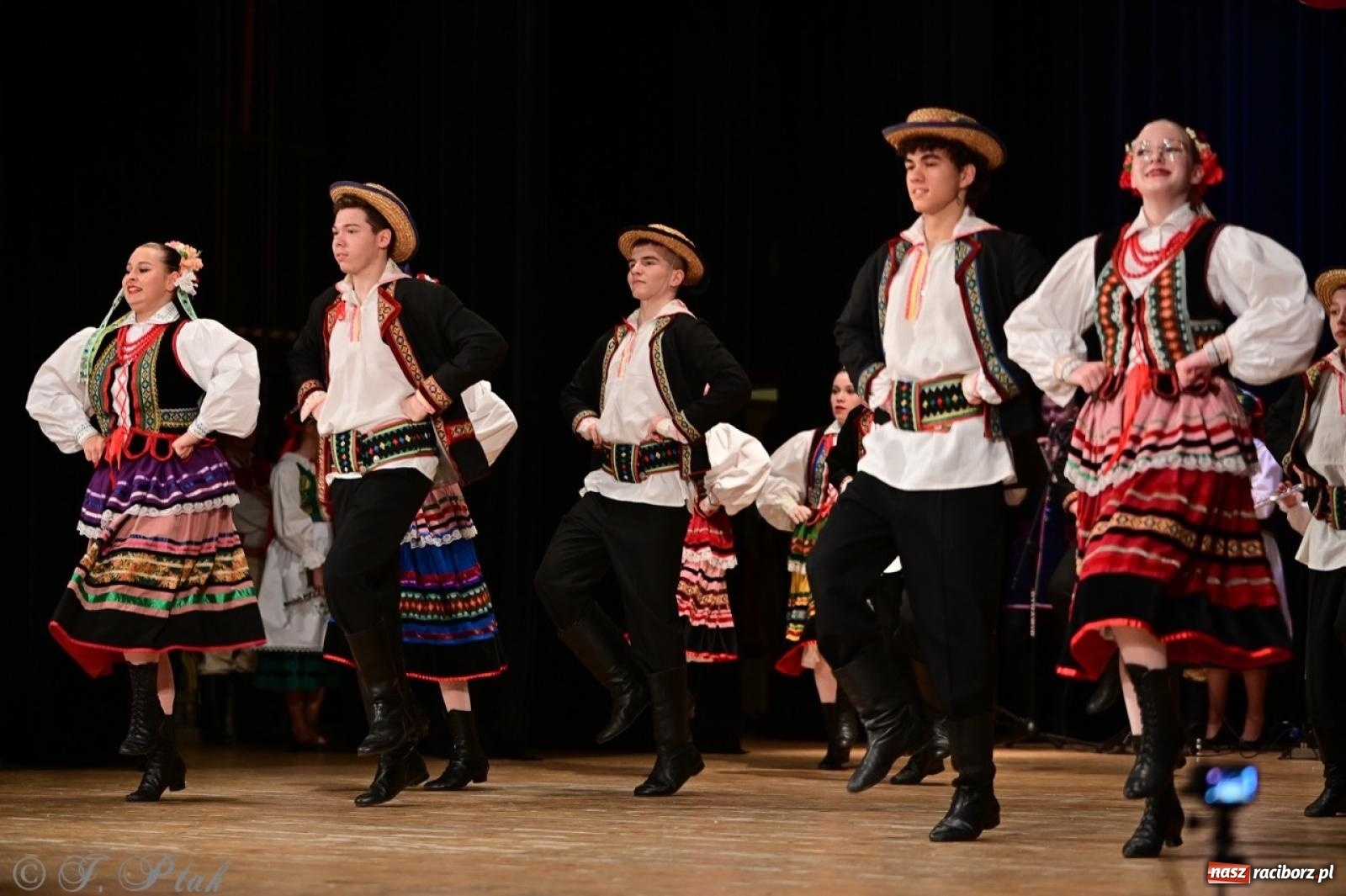Zdjęcie w galerii na portalu naszraciborz.pl: Koncert charytatywny dla Judytki: taniec, folklor i świąteczne smaki zgromadziły tłumy wiadomości z regionu