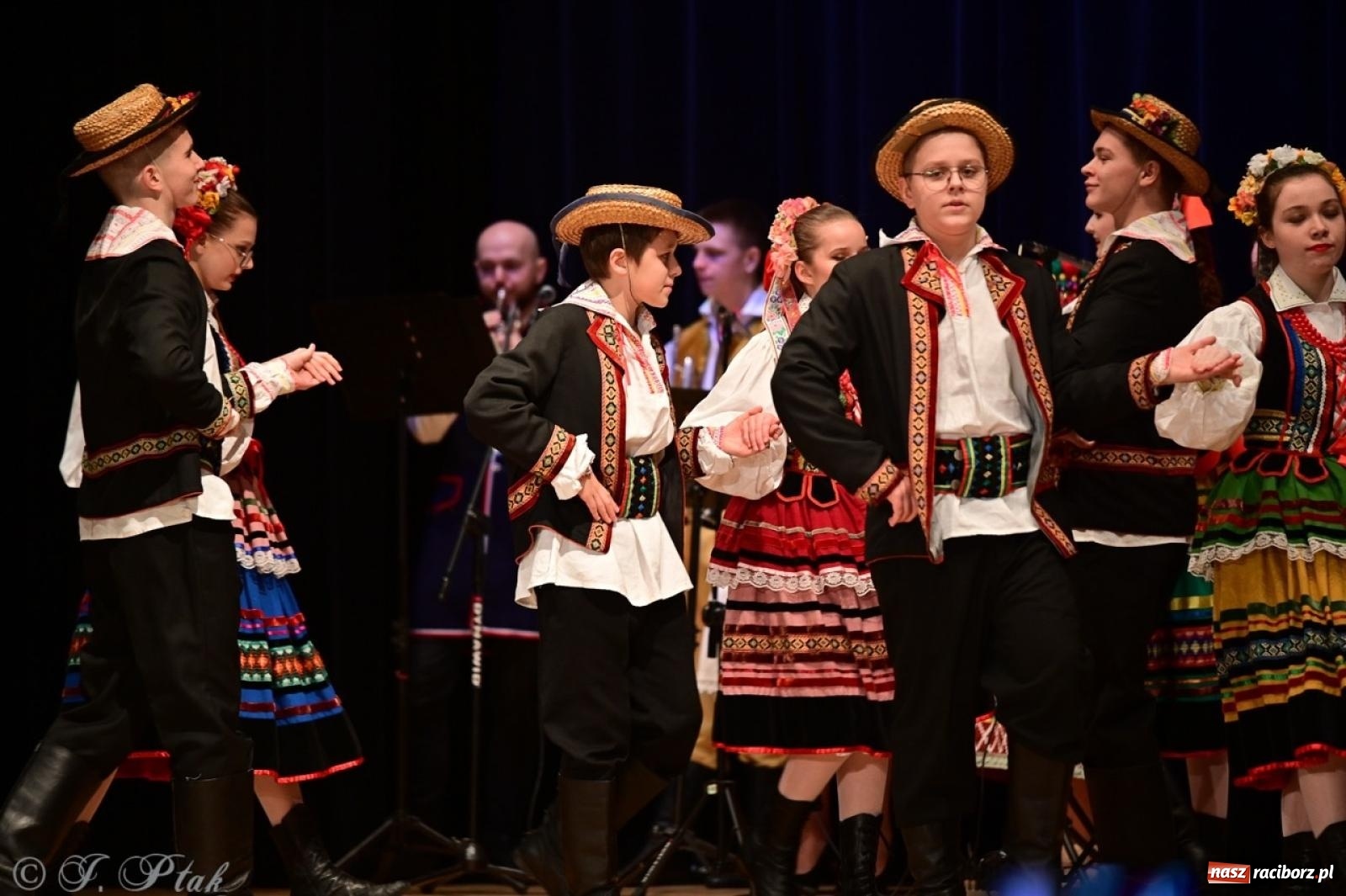 Zdjęcie w galerii na portalu naszraciborz.pl: Koncert charytatywny dla Judytki: taniec, folklor i świąteczne smaki zgromadziły tłumy wiadomości z regionu