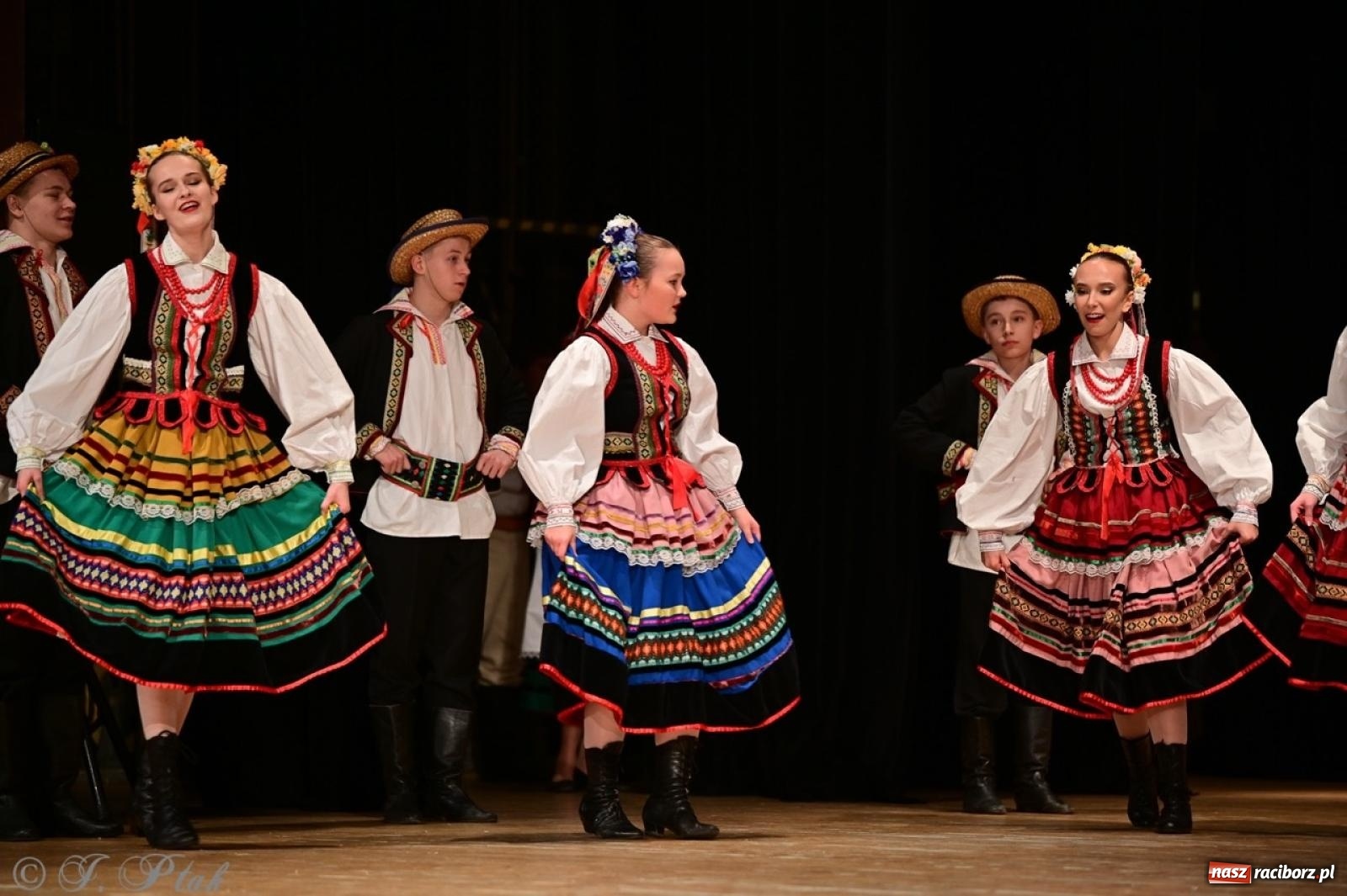 Zdjęcie w galerii na portalu naszraciborz.pl: Koncert charytatywny dla Judytki: taniec, folklor i świąteczne smaki zgromadziły tłumy wiadomości z regionu