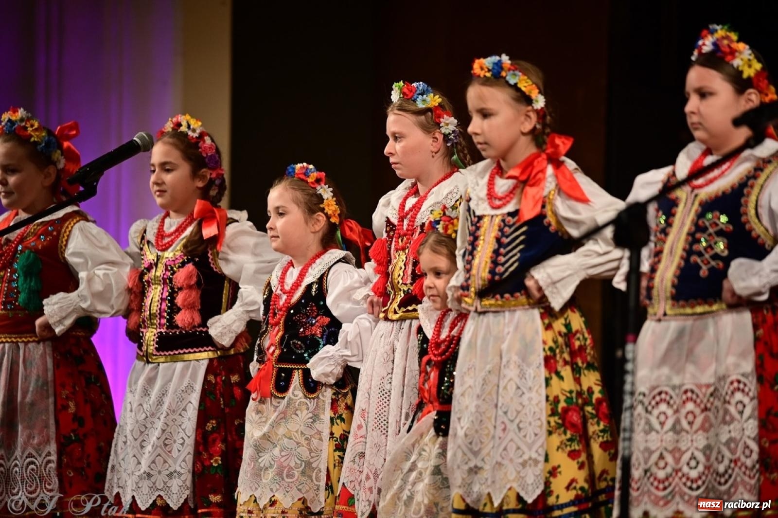 Zdjęcie w galerii na portalu naszraciborz.pl: Koncert charytatywny dla Judytki: taniec, folklor i świąteczne smaki zgromadziły tłumy wiadomości z regionu