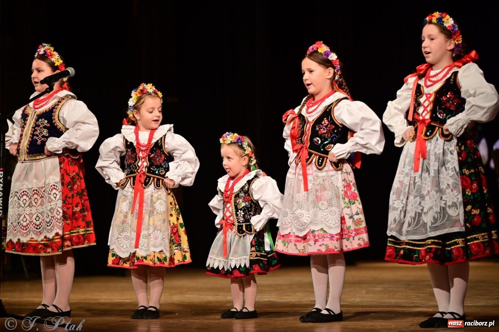 Zdjęcie w galerii na portalu naszraciborz.pl: Koncert charytatywny dla Judytki: taniec, folklor i świąteczne smaki zgromadziły tłumy wiadomości z regionu