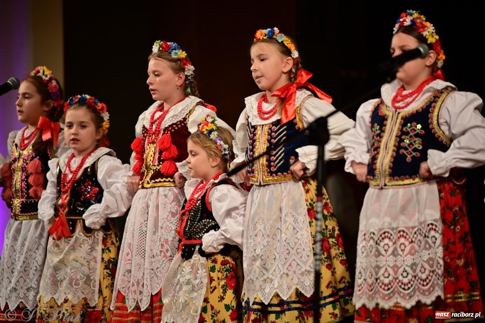 Zdjęcie w galerii na portalu naszraciborz.pl: Koncert charytatywny dla Judytki: taniec, folklor i świąteczne smaki zgromadziły tłumy wiadomości z regionu